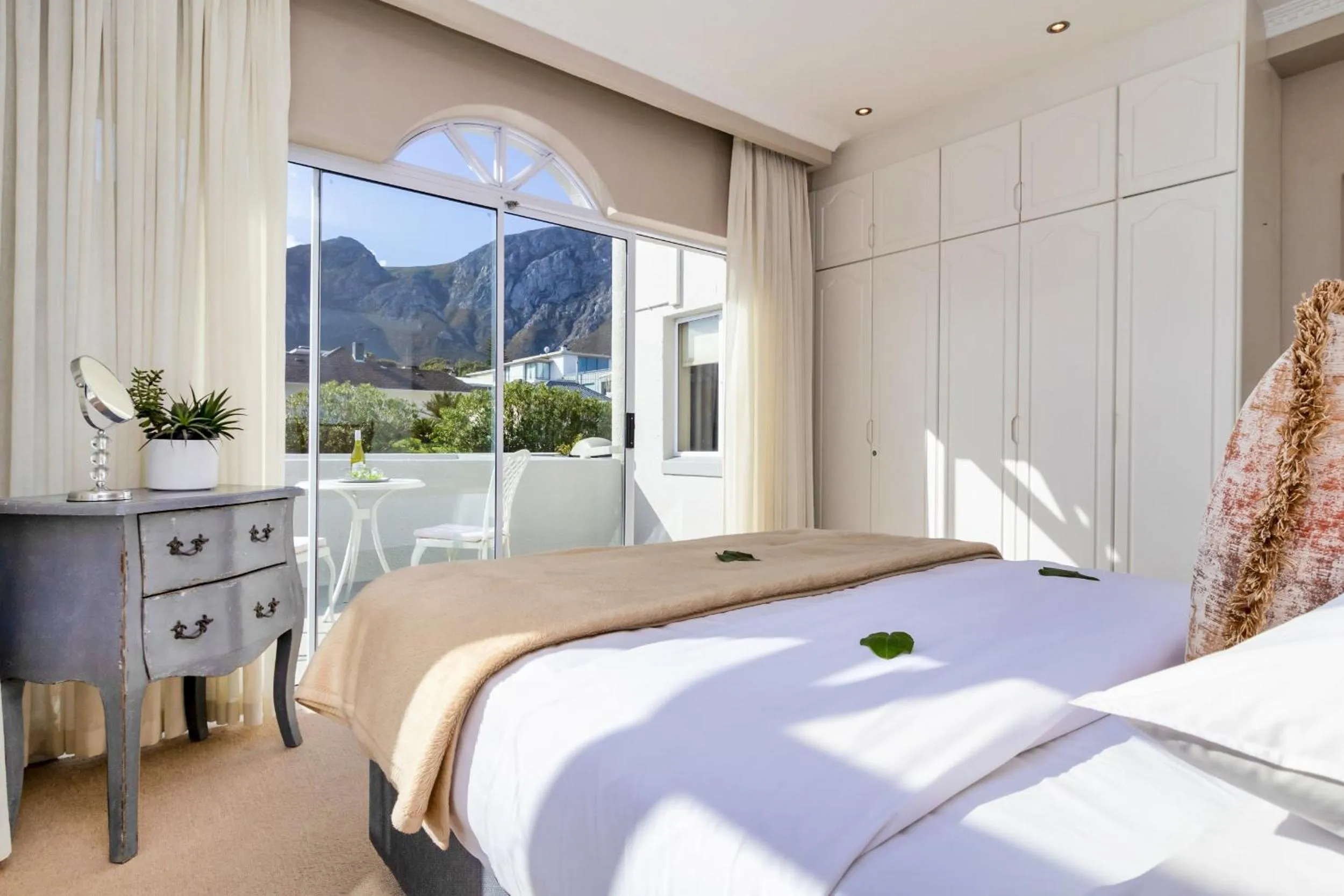Bed in Hermanus Beachfront Lodge - Solar Power
