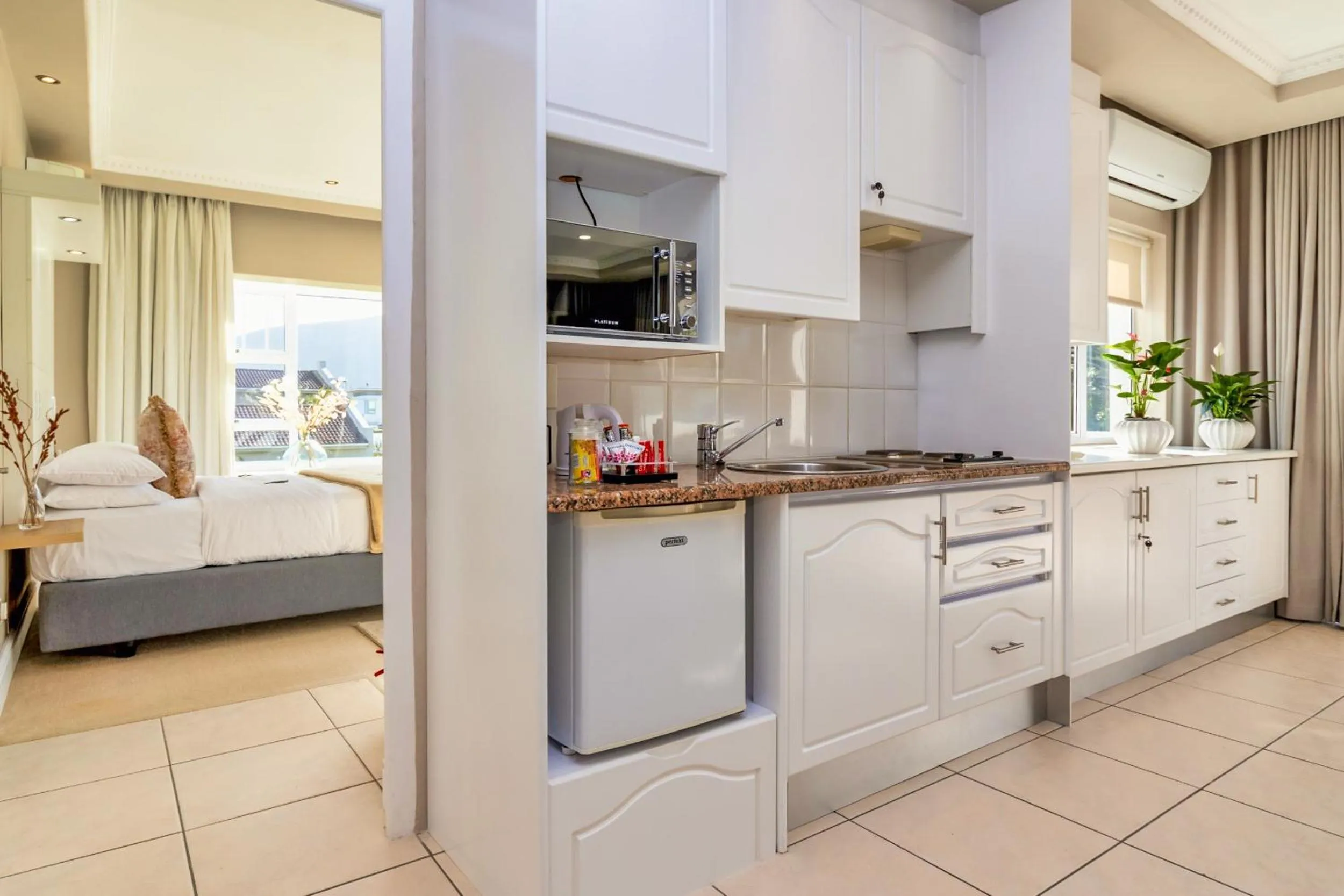 Bed in Hermanus Beachfront Lodge - Solar Power