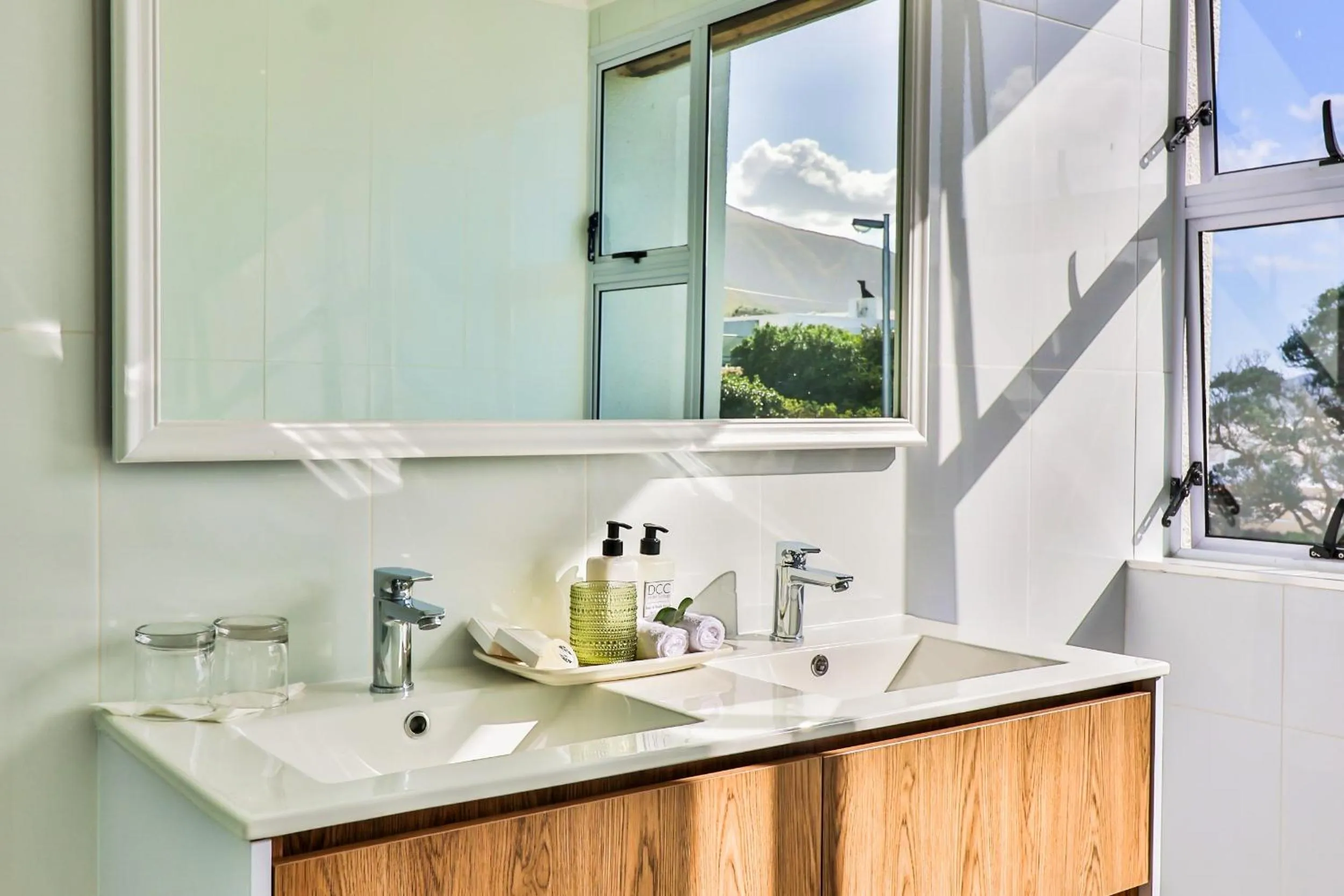 Hermanus Beachfront Lodge - Solar Power