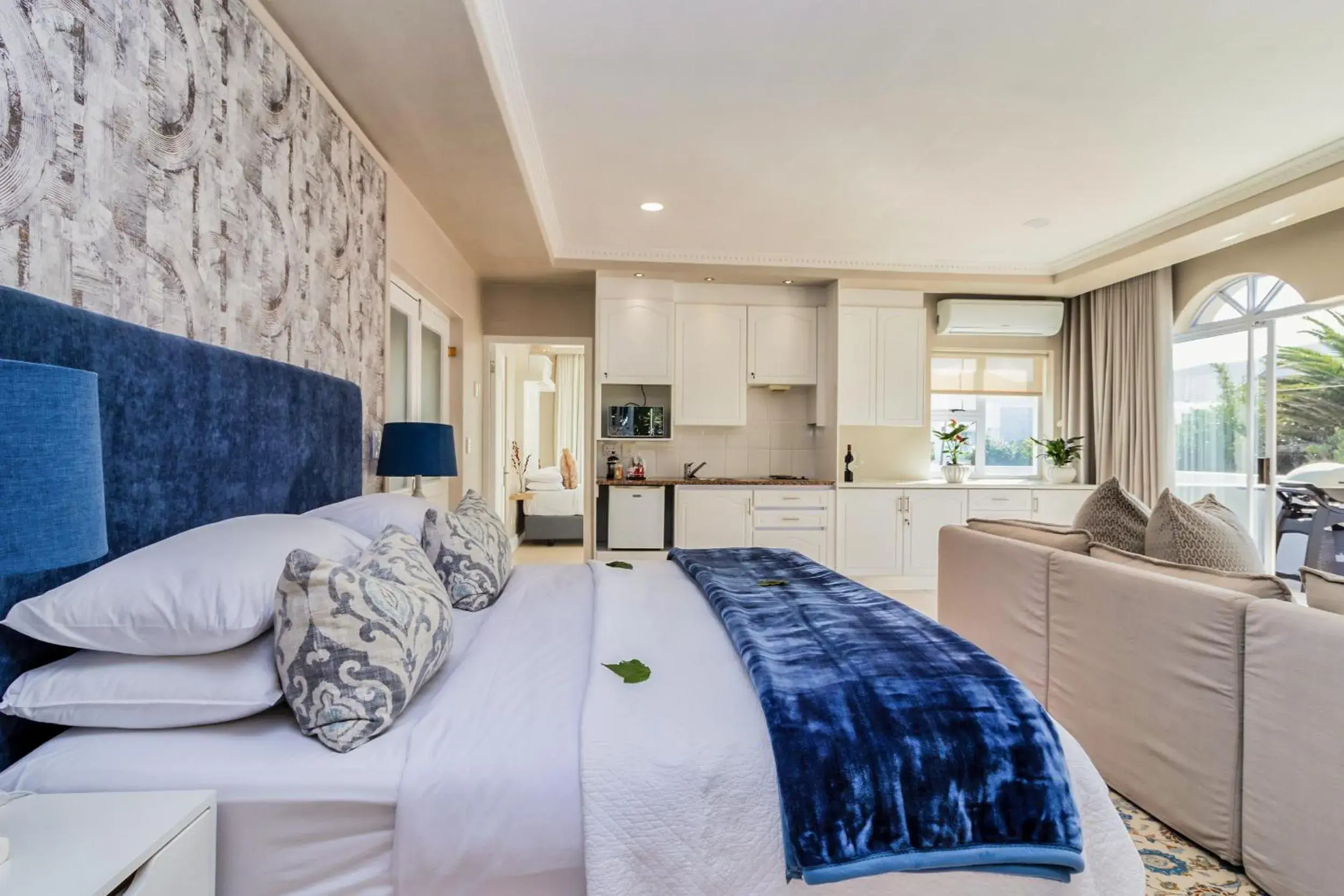 Suite with Mountain View in Hermanus Beachfront Lodge - Solar Power Suite with Mountain View in Hermanus Beachfront Lodge - Solar Power
