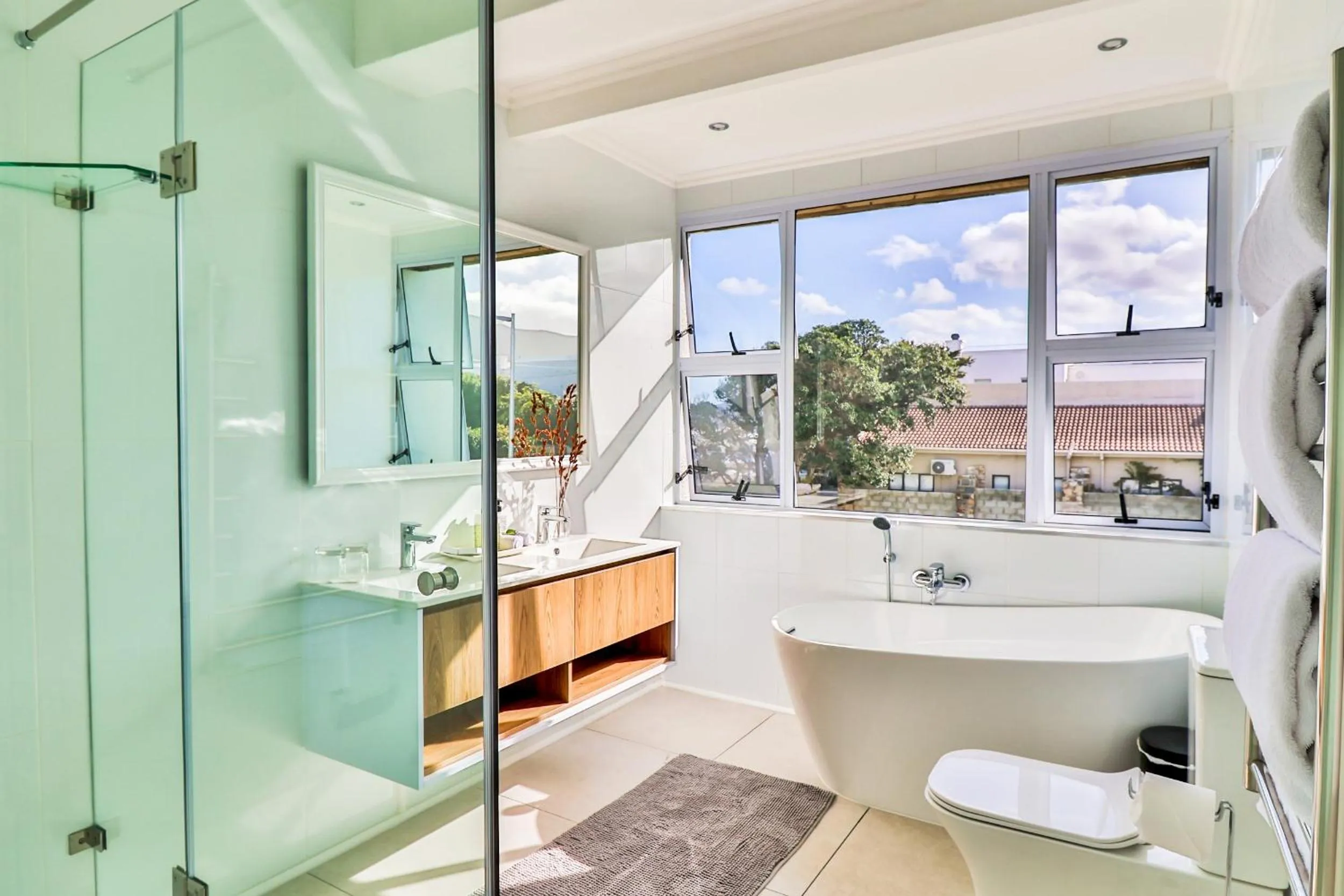 Hermanus Beachfront Lodge - Solar Power