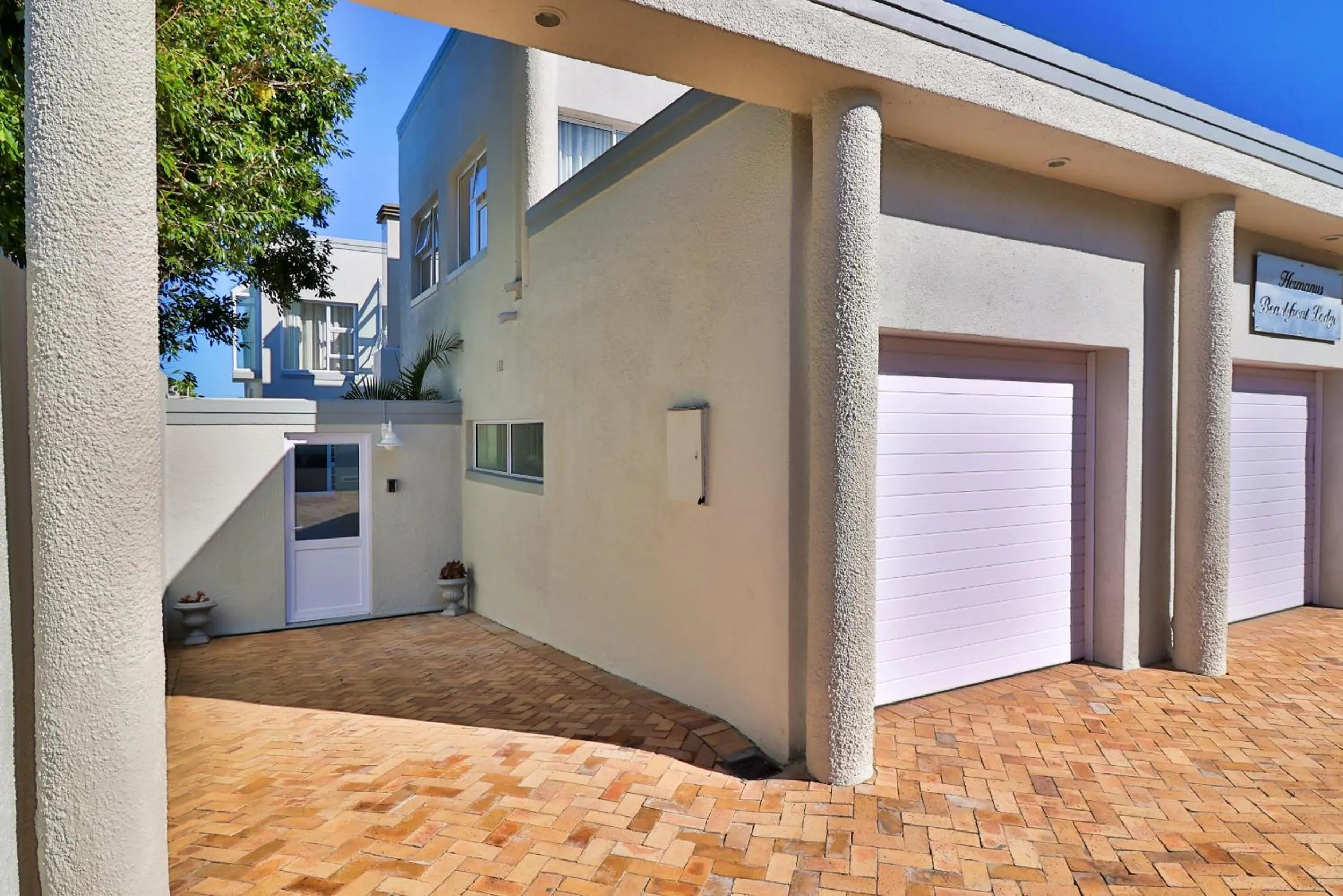 Hermanus Beachfront Lodge - Solar Power