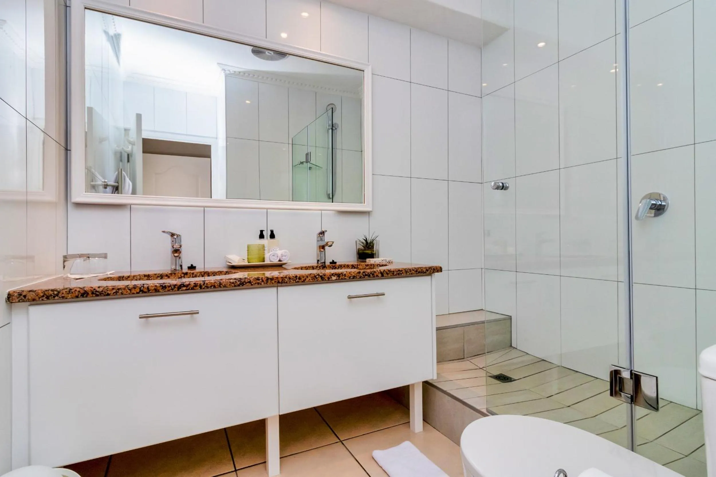 Hermanus Beachfront Lodge - Solar Power