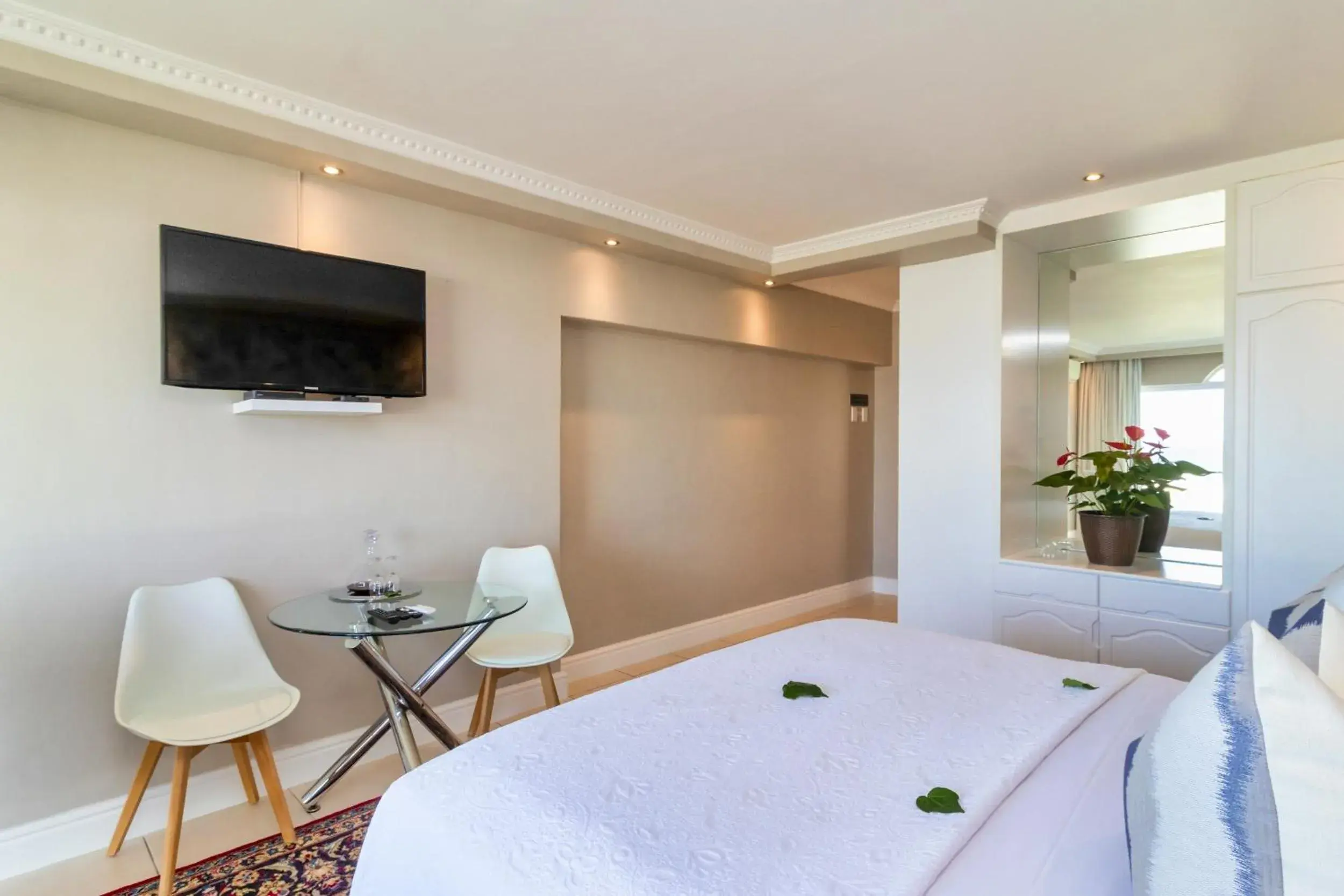 Bed in Hermanus Beachfront Lodge - Solar Power Bed in Hermanus Beachfront Lodge - Solar Power