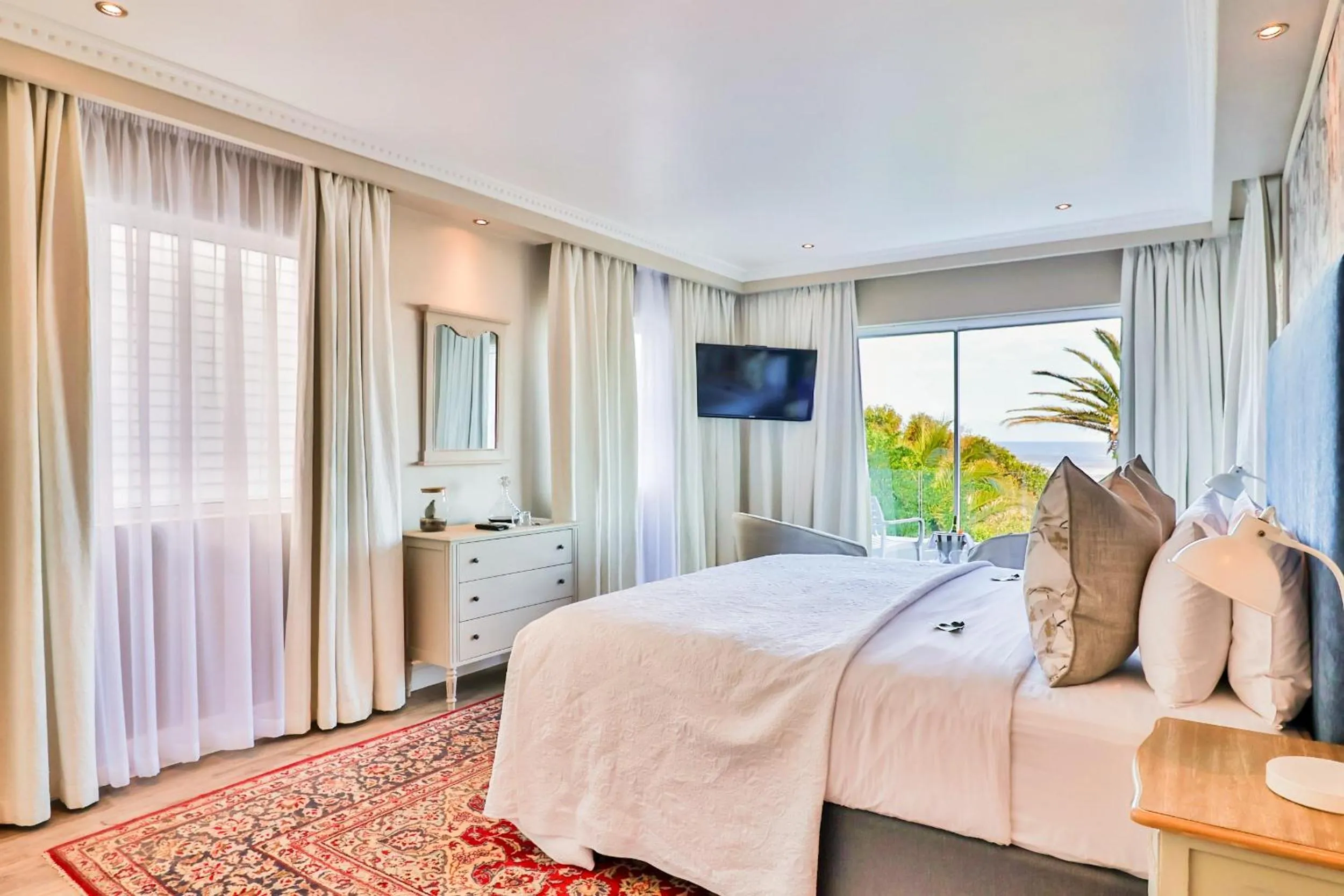 Bed in Hermanus Beachfront Lodge - Solar Power