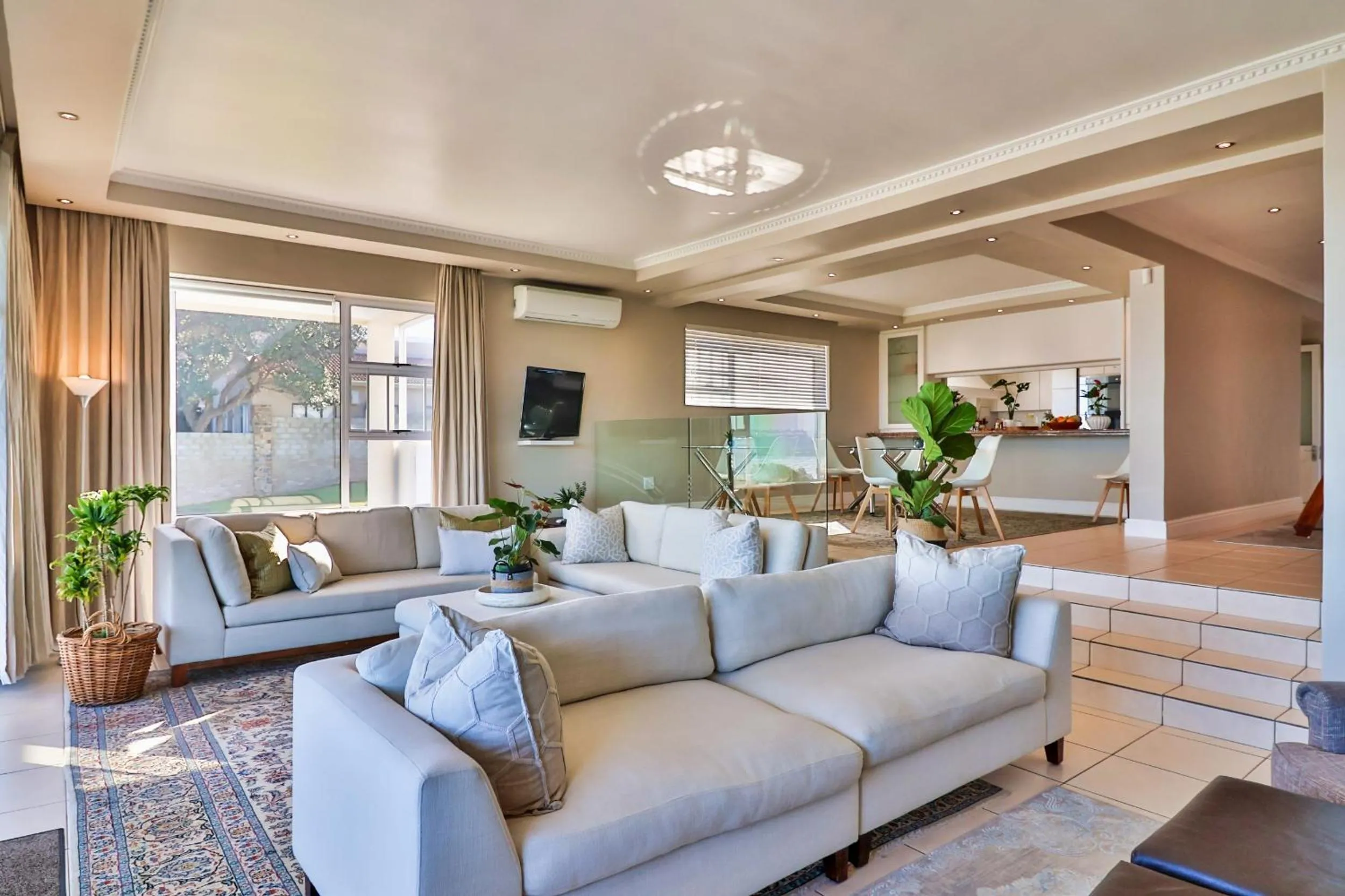 Hermanus Beachfront Lodge - Solar Power