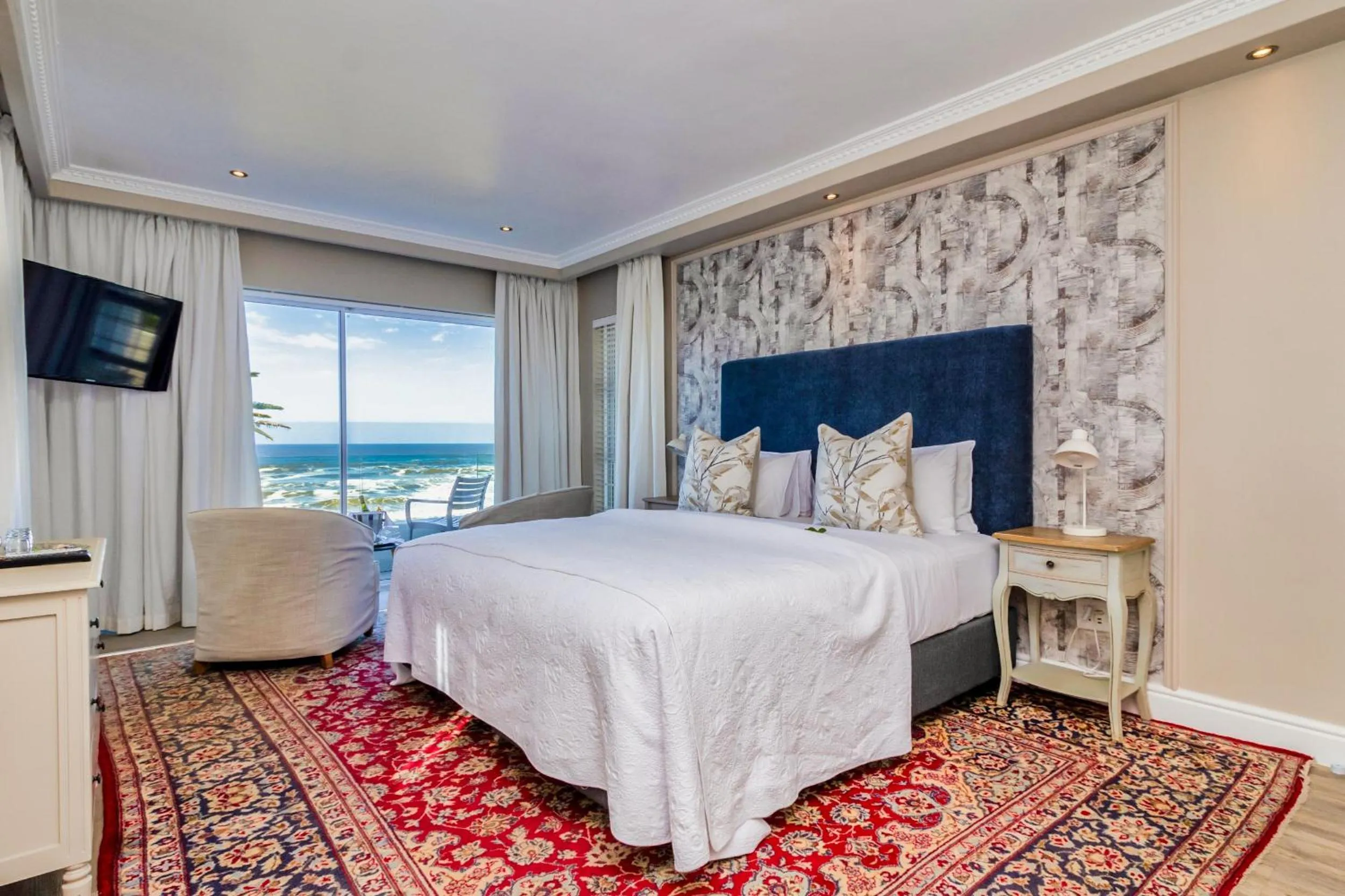 Bed in Hermanus Beachfront Lodge - Solar Power