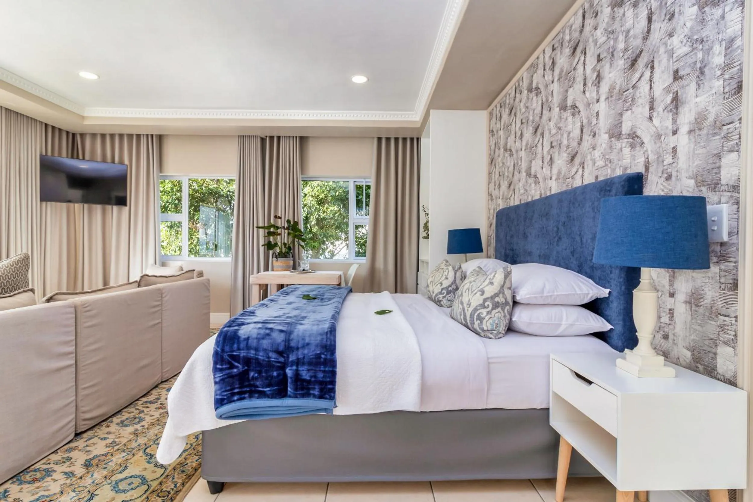 Bed in Hermanus Beachfront Lodge - Solar Power