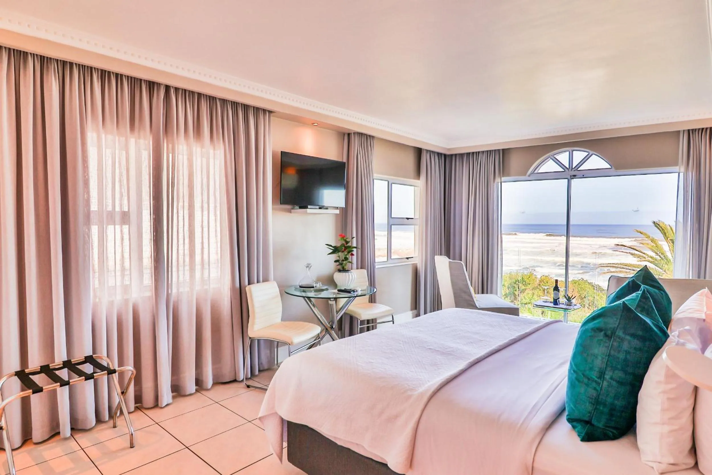 Bed in Hermanus Beachfront Lodge - Solar Power