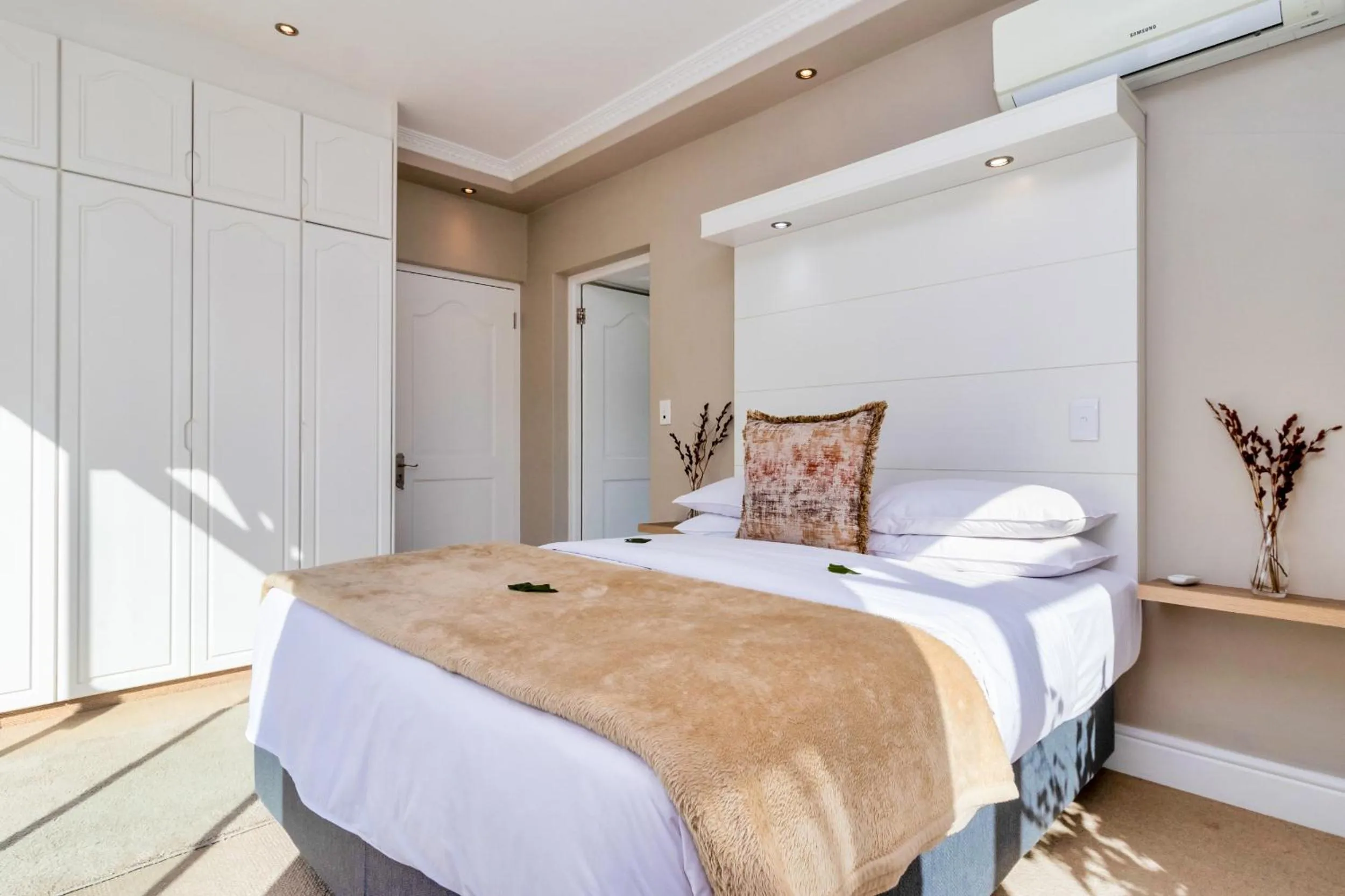 Bed in Hermanus Beachfront Lodge - Solar Power