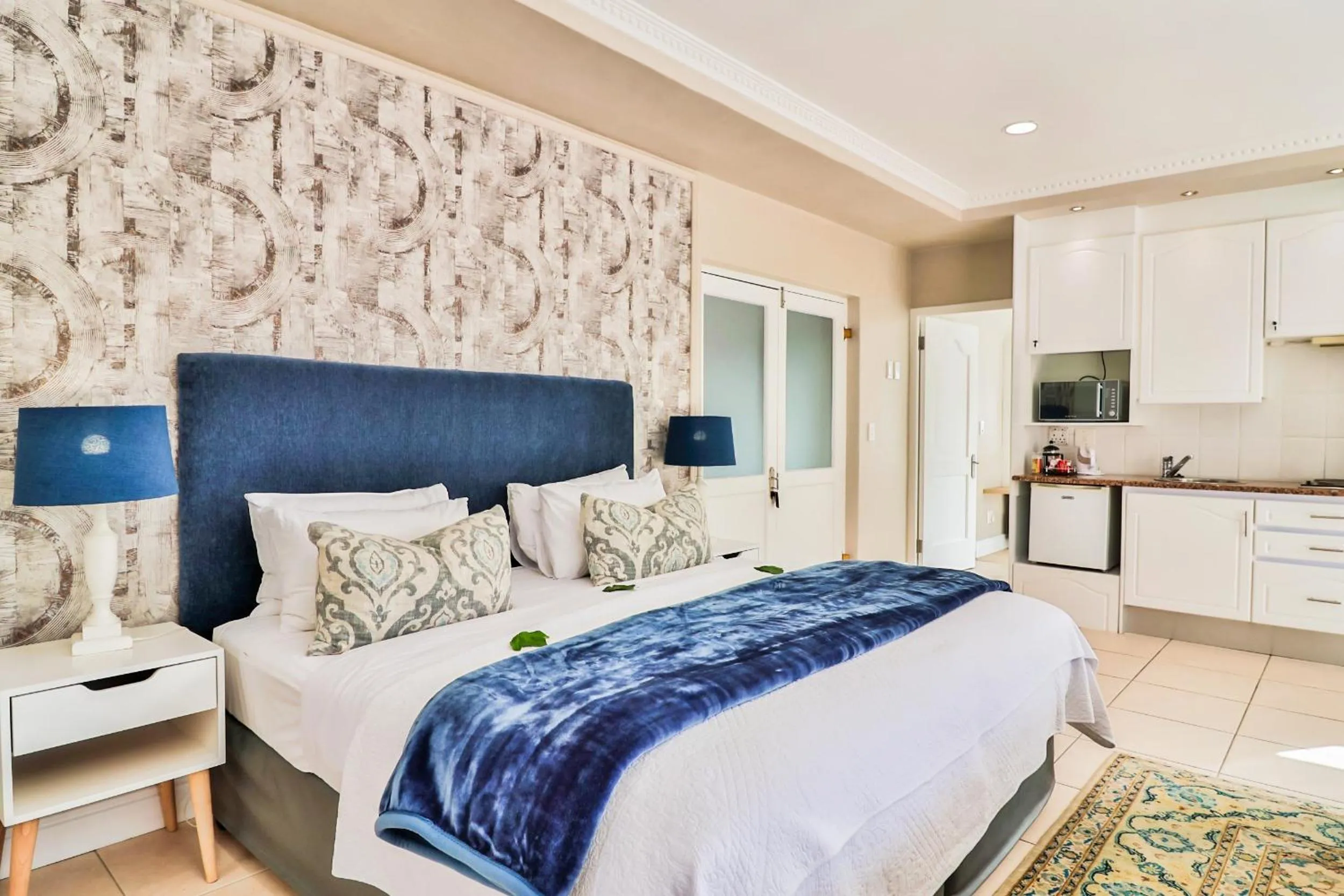 Bed in Hermanus Beachfront Lodge - Solar Power