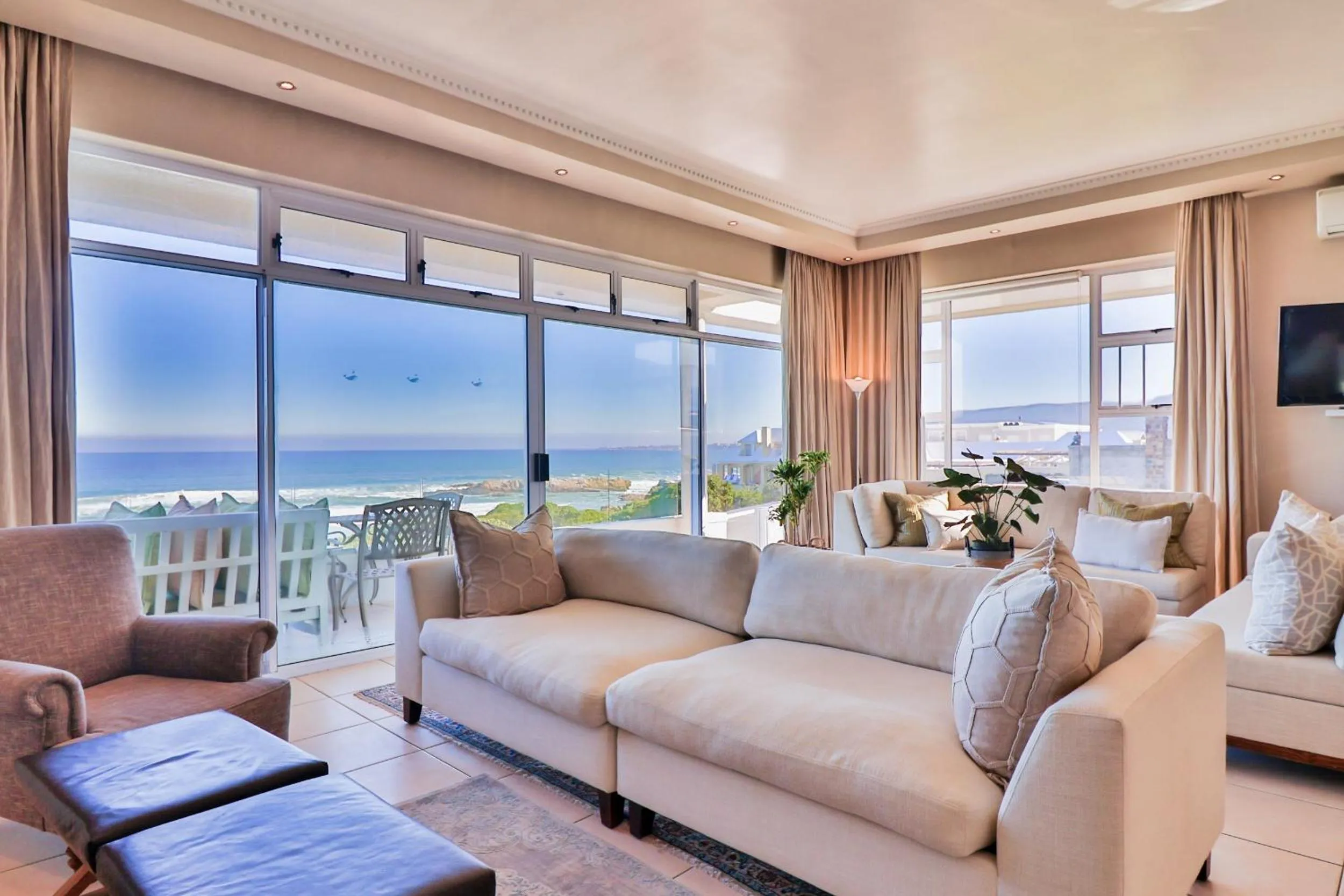 Hermanus Beachfront Lodge - Solar Power