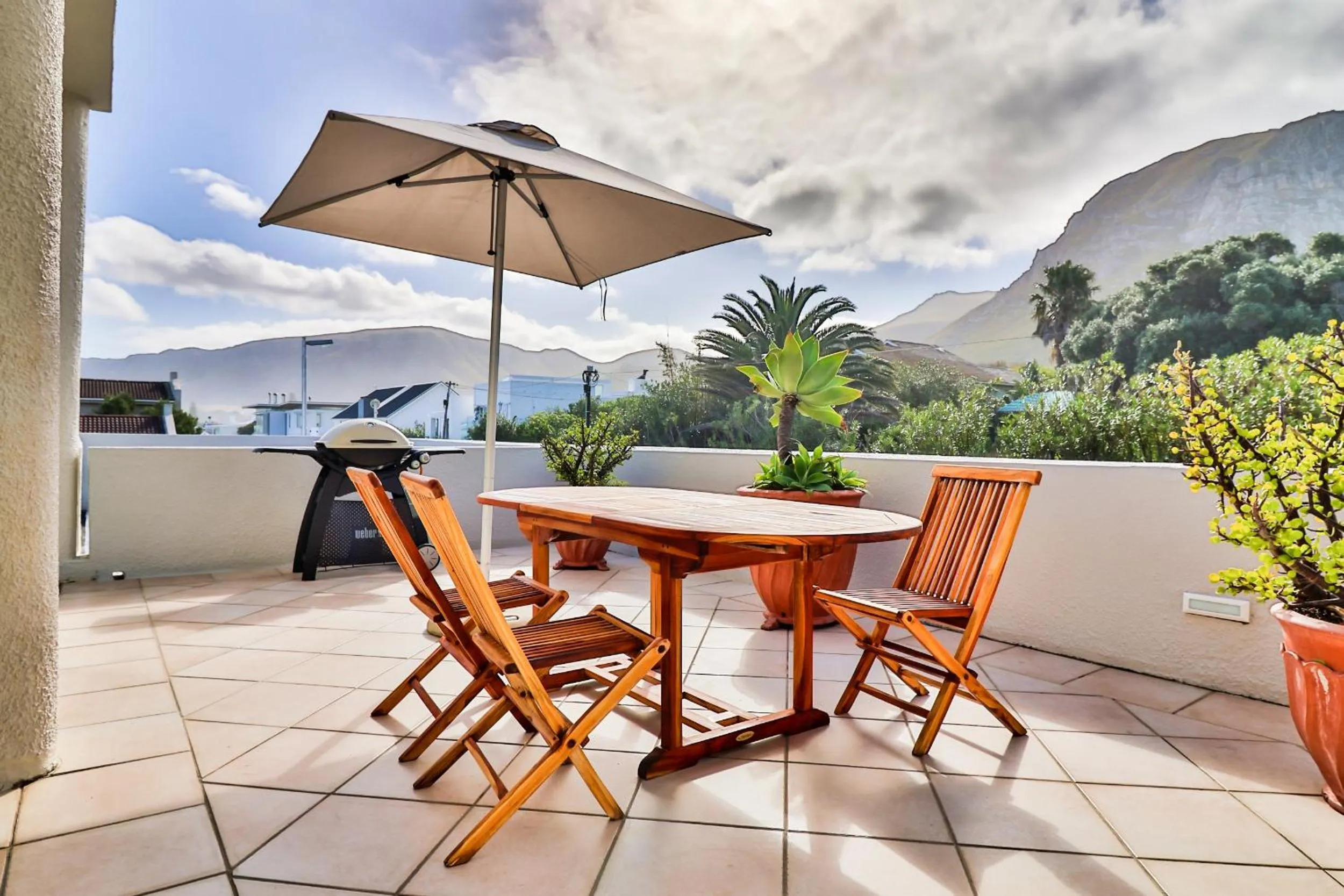 Hermanus Beachfront Lodge - Solar Power
