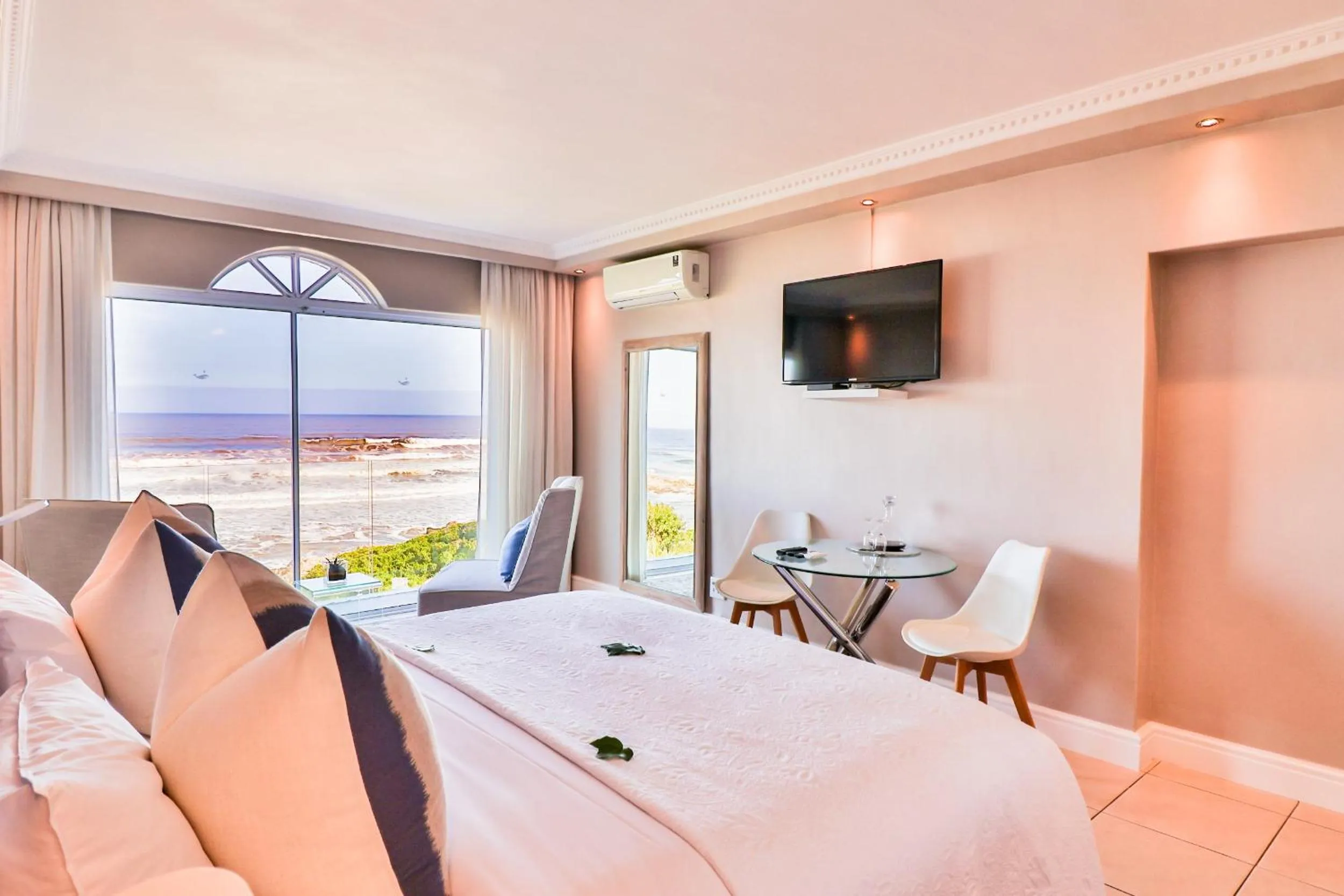 Hermanus Beachfront Lodge - Solar Power