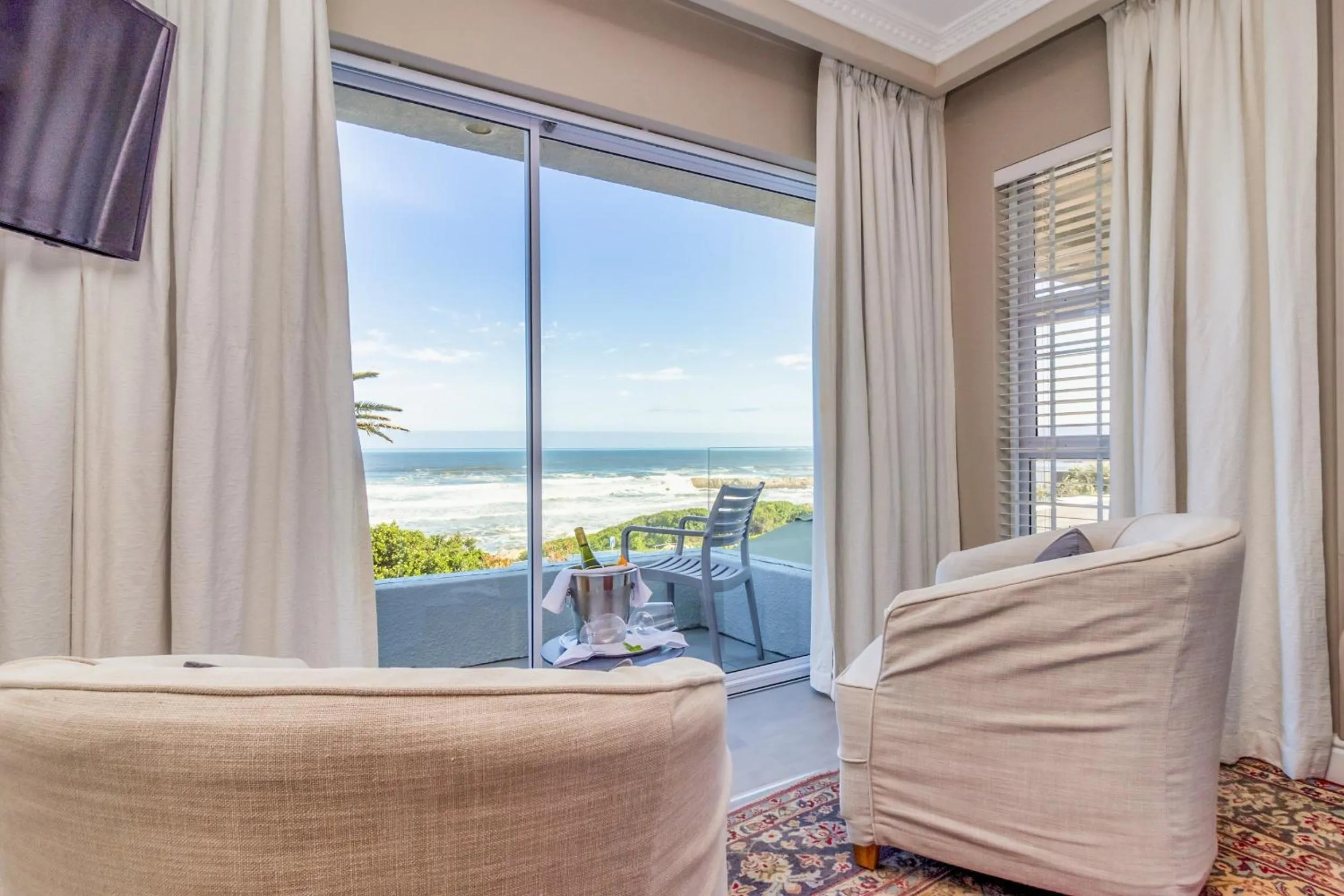 Hermanus Beachfront Lodge - Solar Power