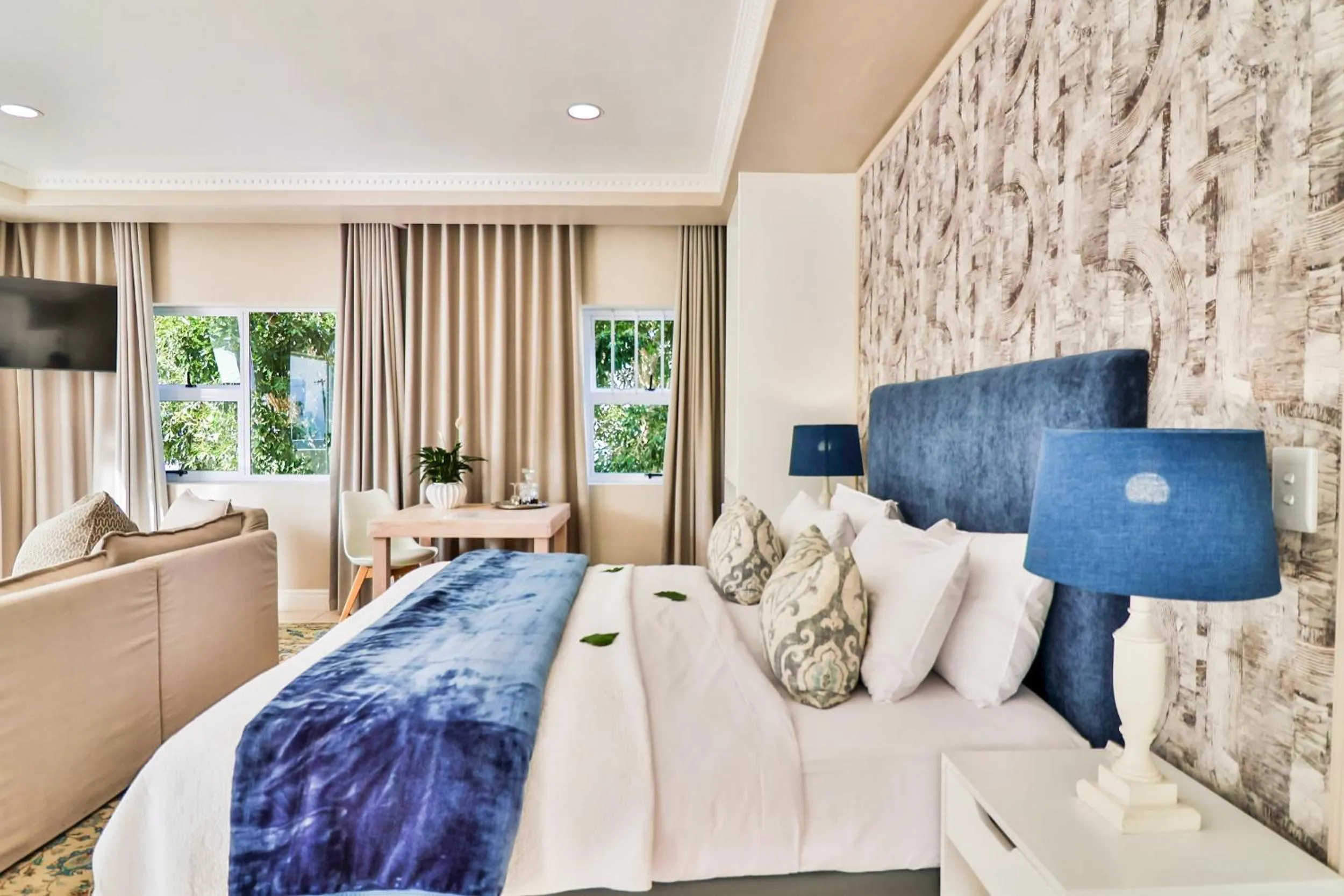 Bed in Hermanus Beachfront Lodge - Solar Power