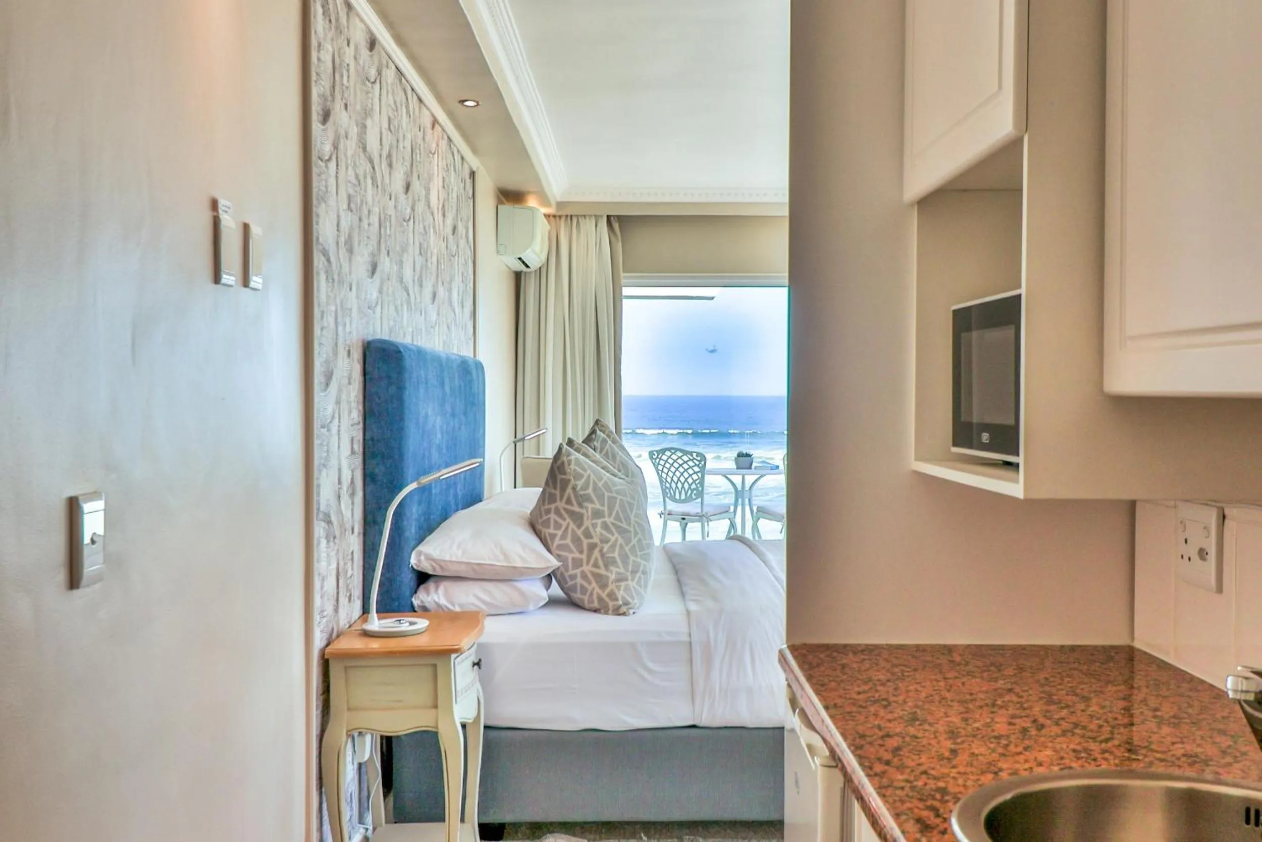 Bed in Hermanus Beachfront Lodge - Solar Power