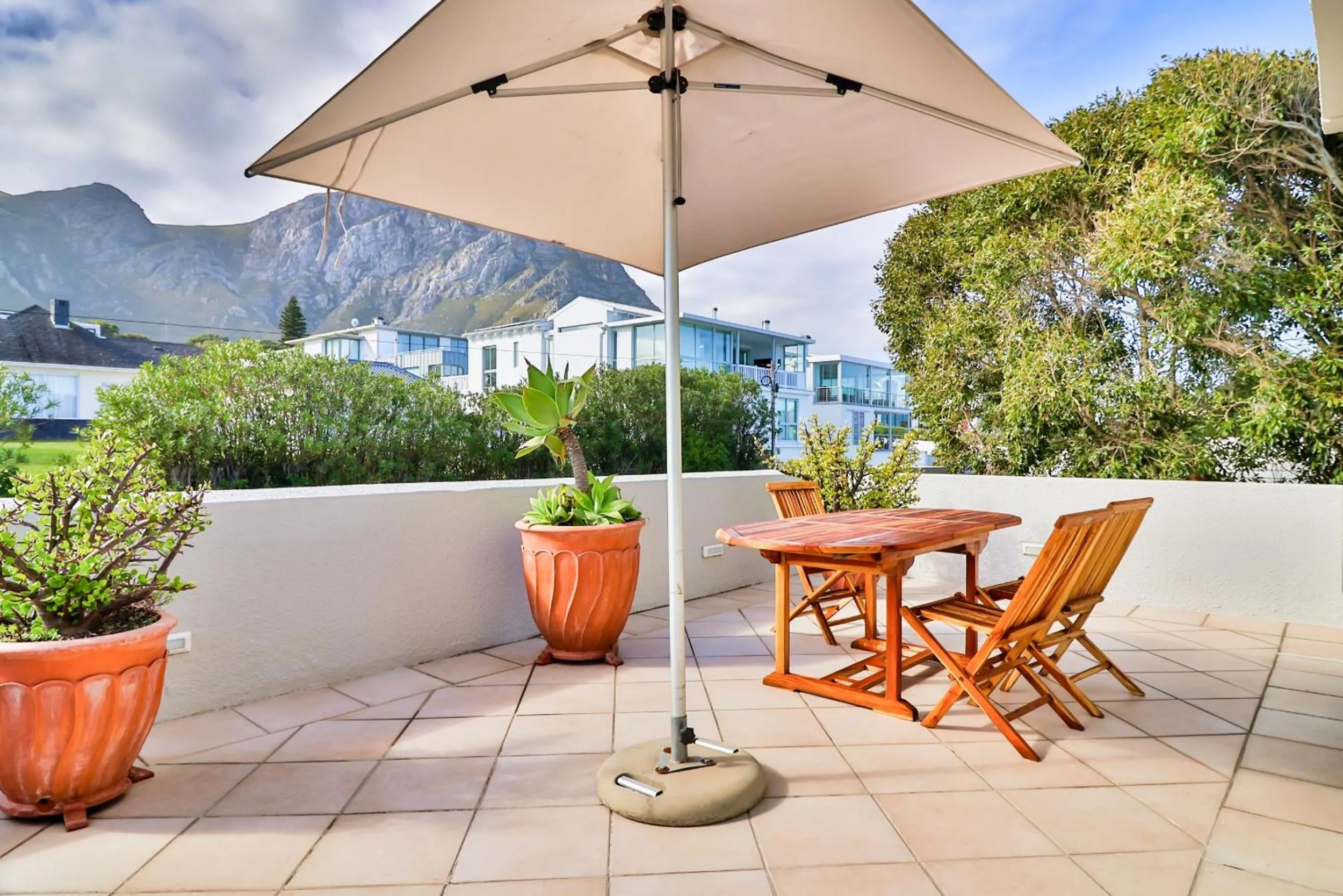 Hermanus Beachfront Lodge - Solar Power