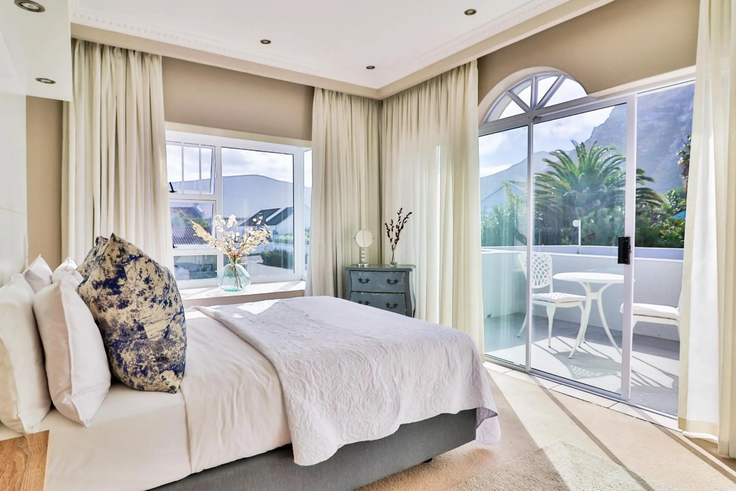 Bed in Hermanus Beachfront Lodge - Solar Power