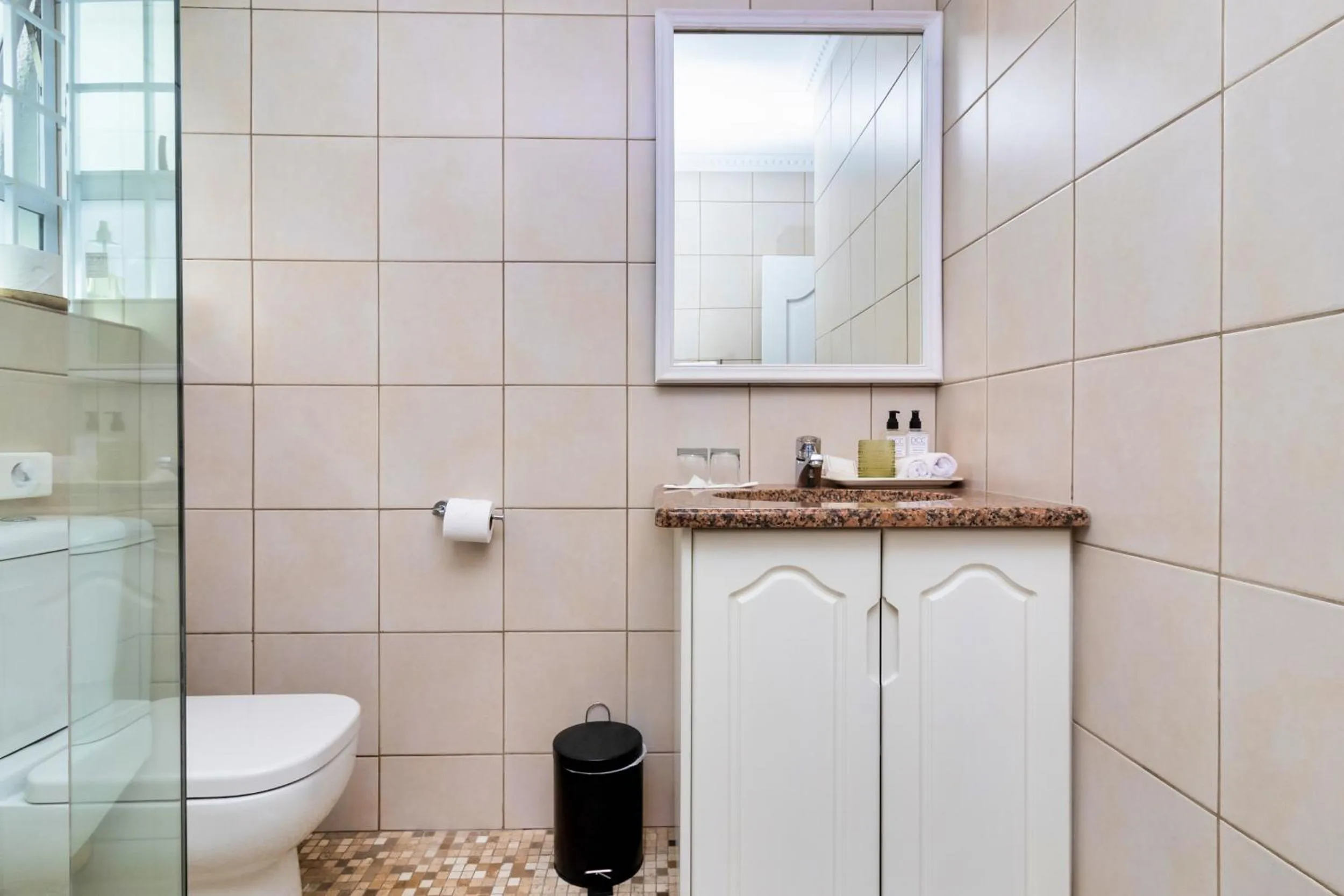 Hermanus Beachfront Lodge - Solar Power