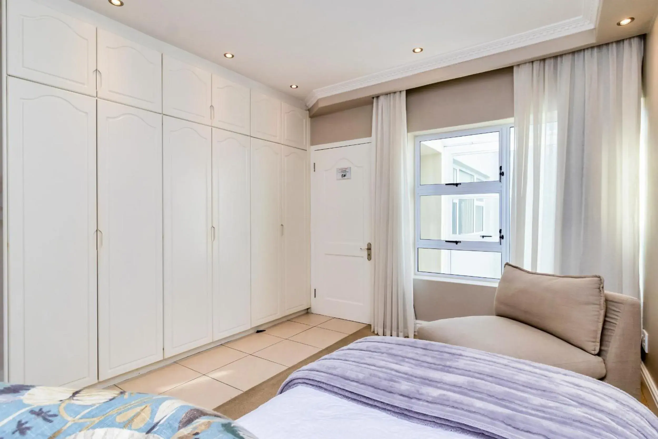 Bed in Hermanus Beachfront Lodge - Solar Power Bed in Hermanus Beachfront Lodge - Solar Power