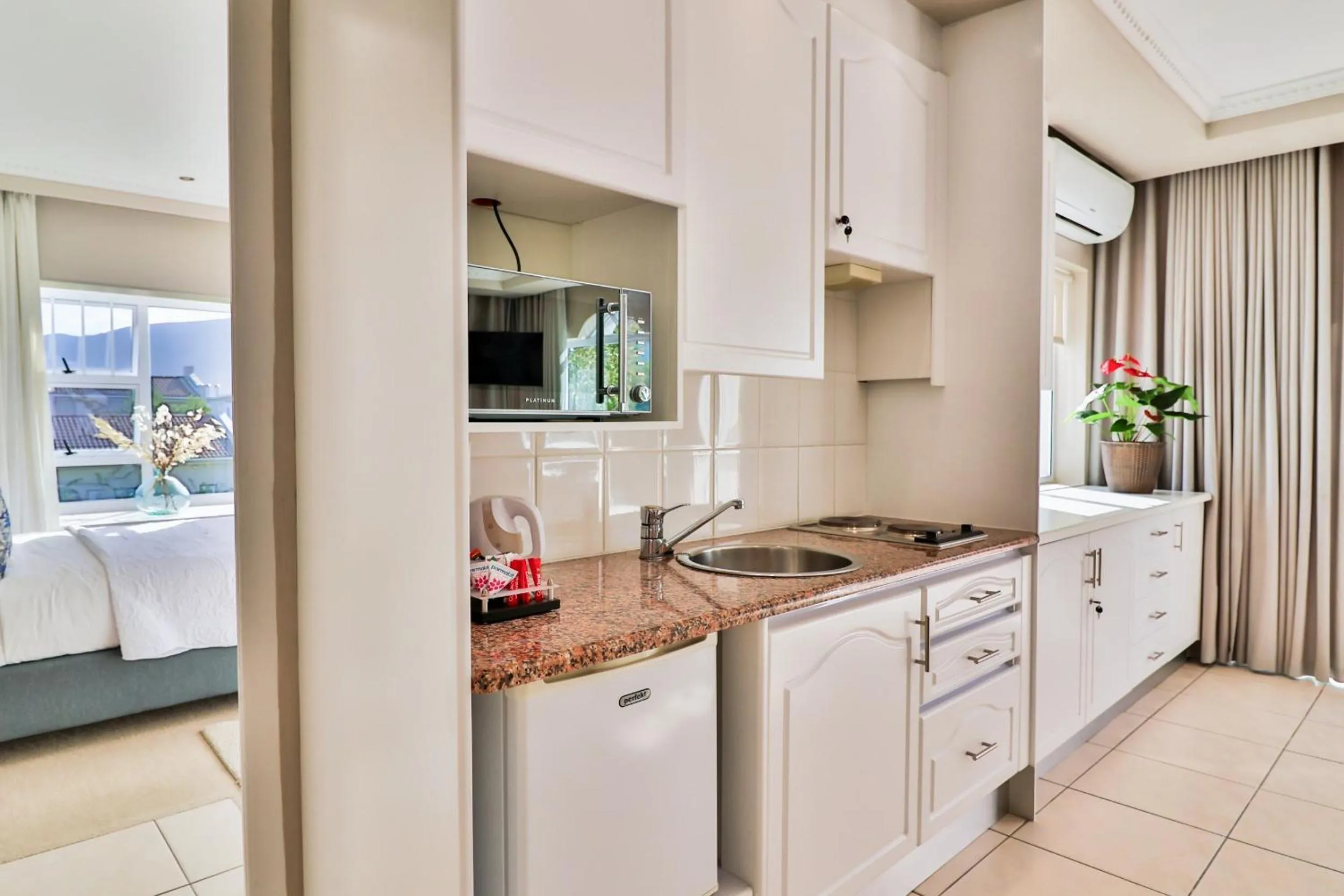 Hermanus Beachfront Lodge - Solar Power