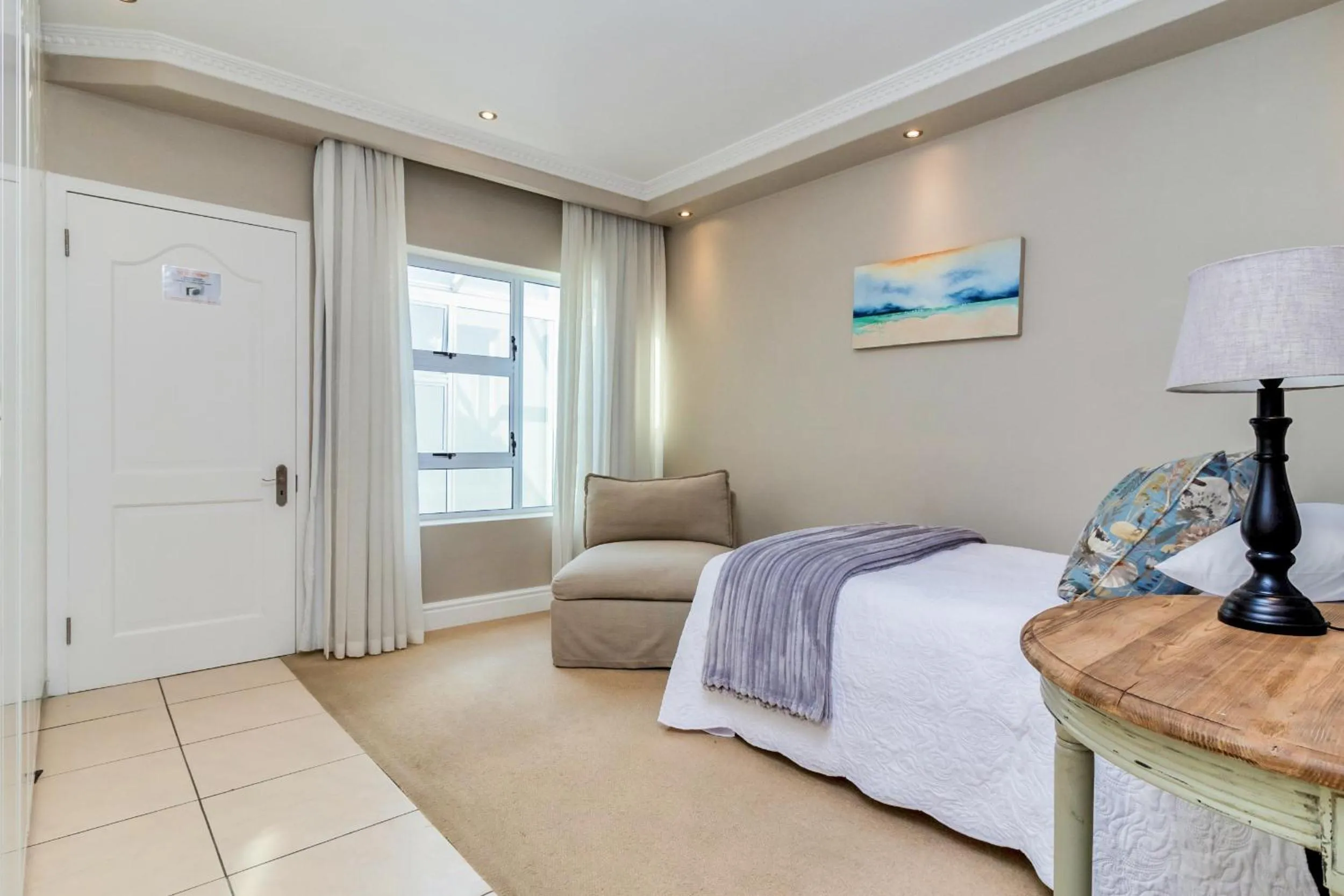 Bed in Hermanus Beachfront Lodge - Solar Power