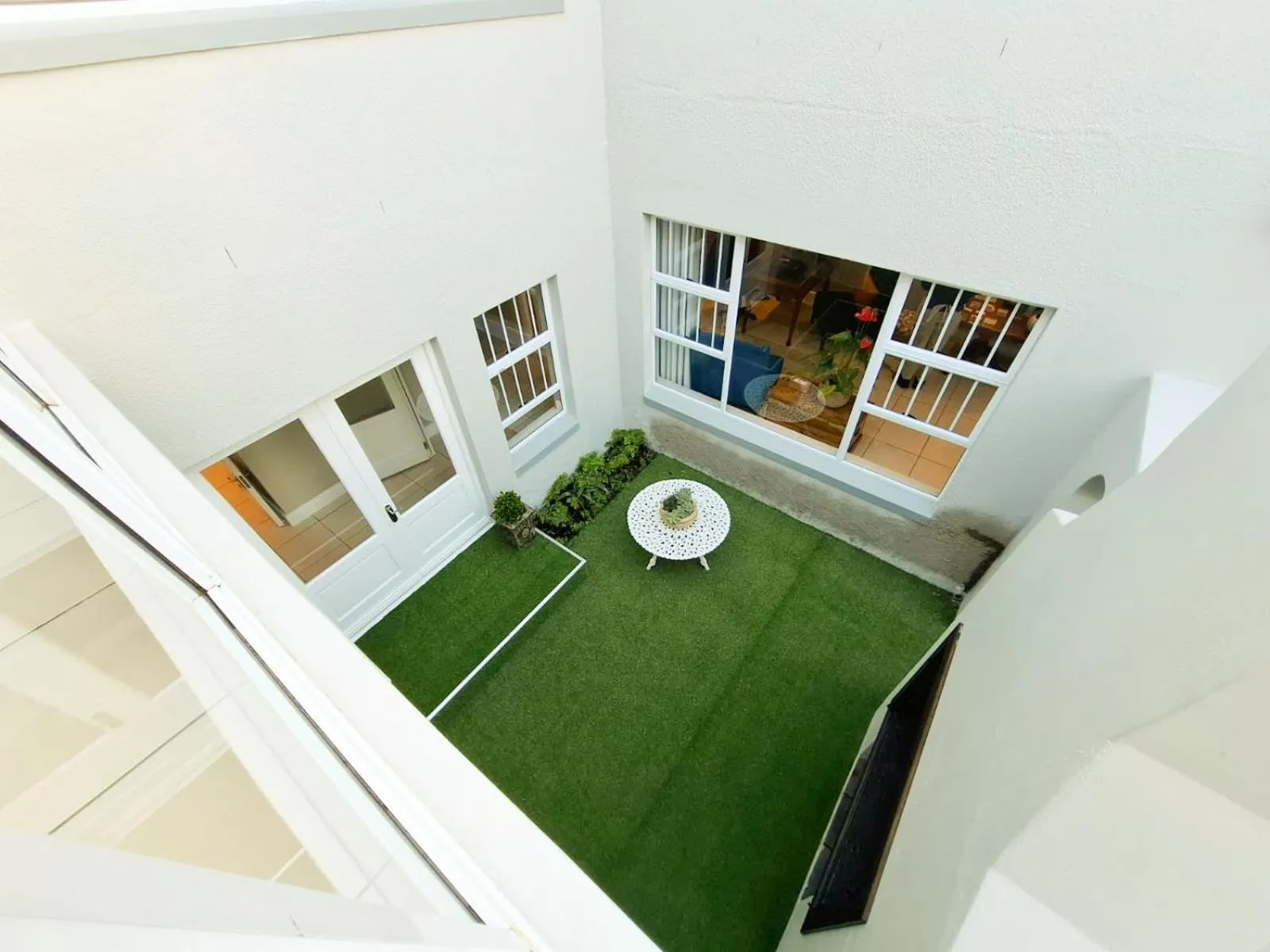 Hermanus Beachfront Lodge - Solar Power