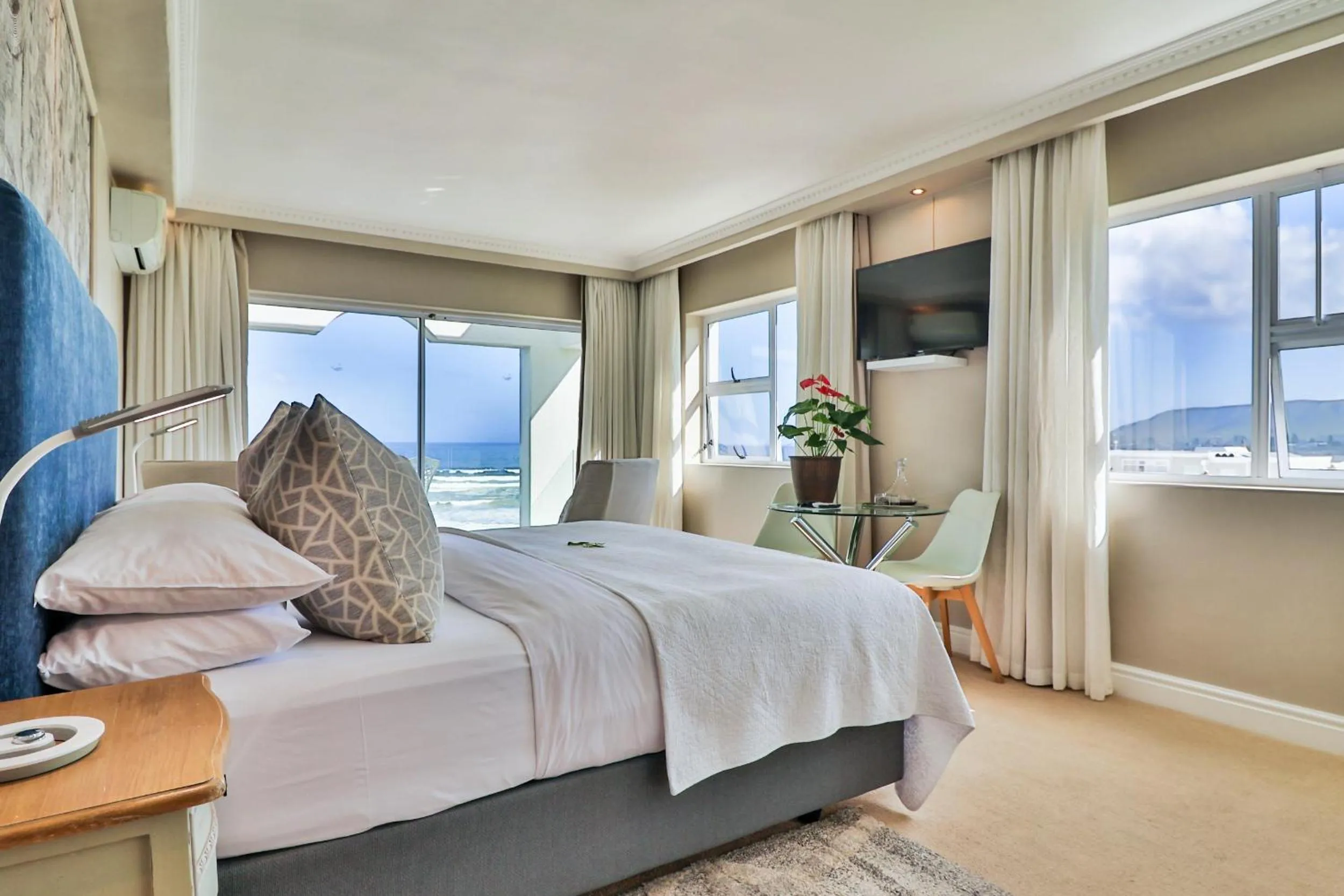 Bed in Hermanus Beachfront Lodge - Solar Power