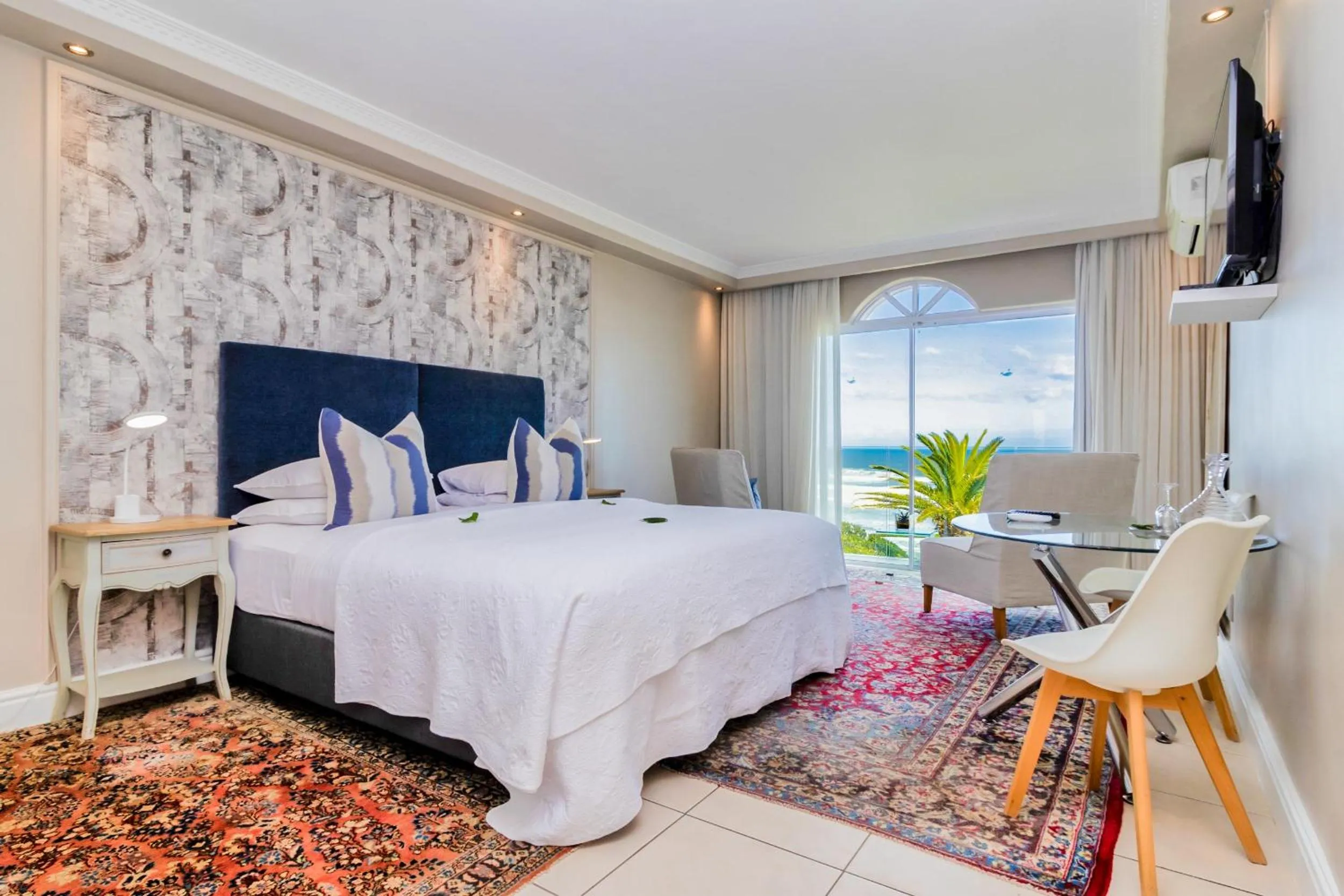 Bed in Hermanus Beachfront Lodge - Solar Power