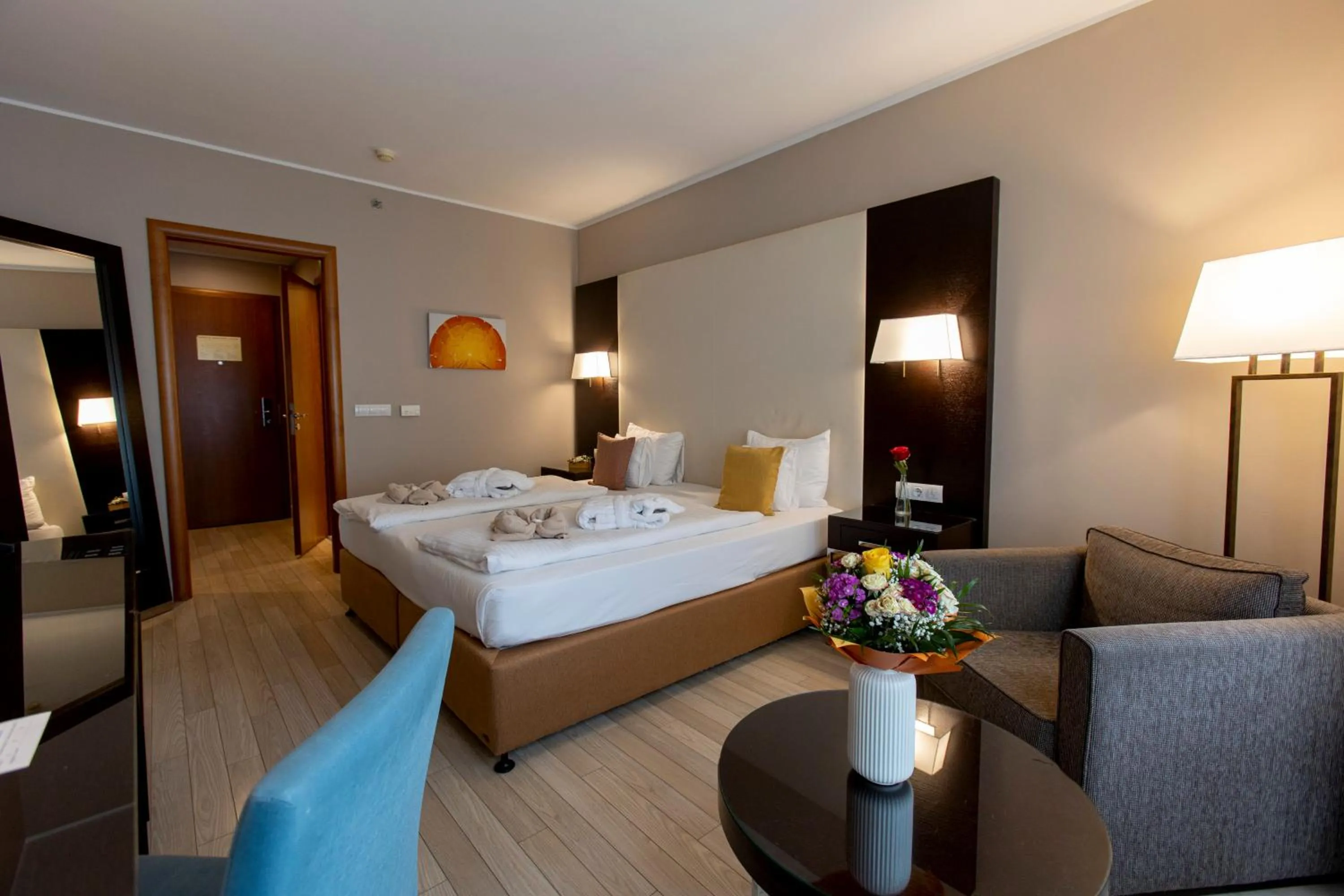 Photo of the whole room, Bed in Lion's Garden Hotel