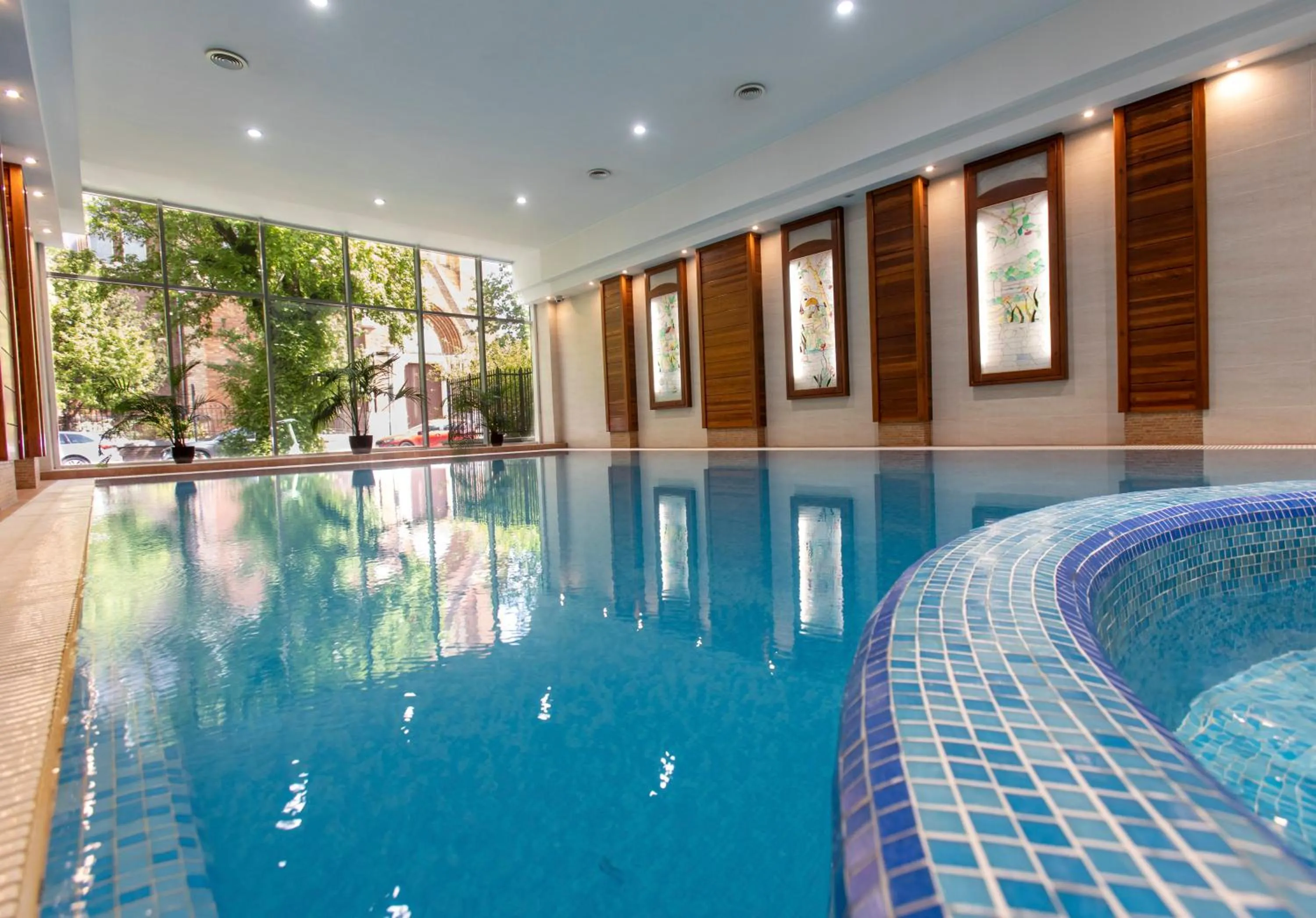 Hot Tub in Lion's Garden Hotel