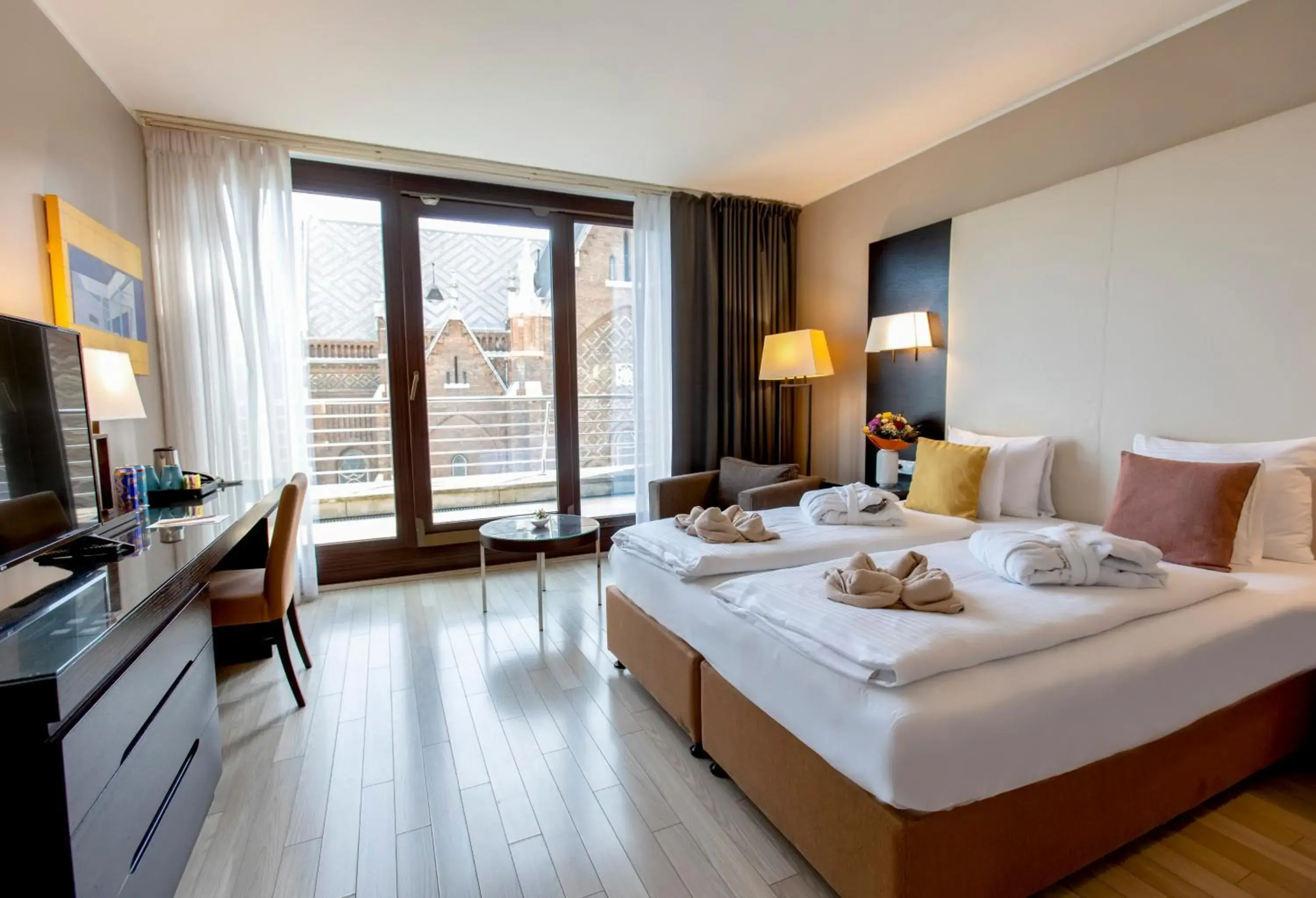 TV and multimedia, Bed in Lion's Garden Hotel TV and multimedia, Bed in Lion's Garden Hotel