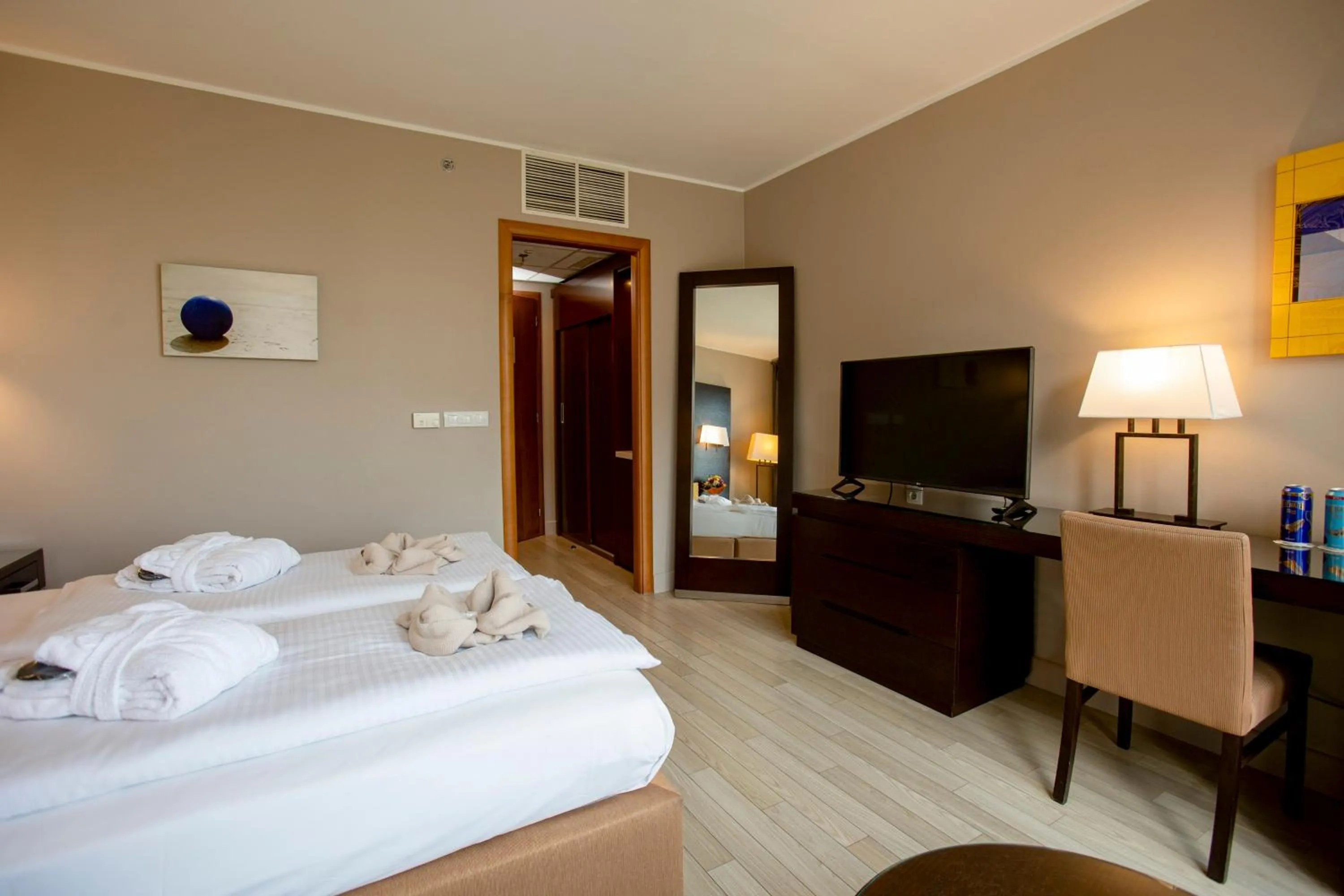 Bed in Lion's Garden Hotel