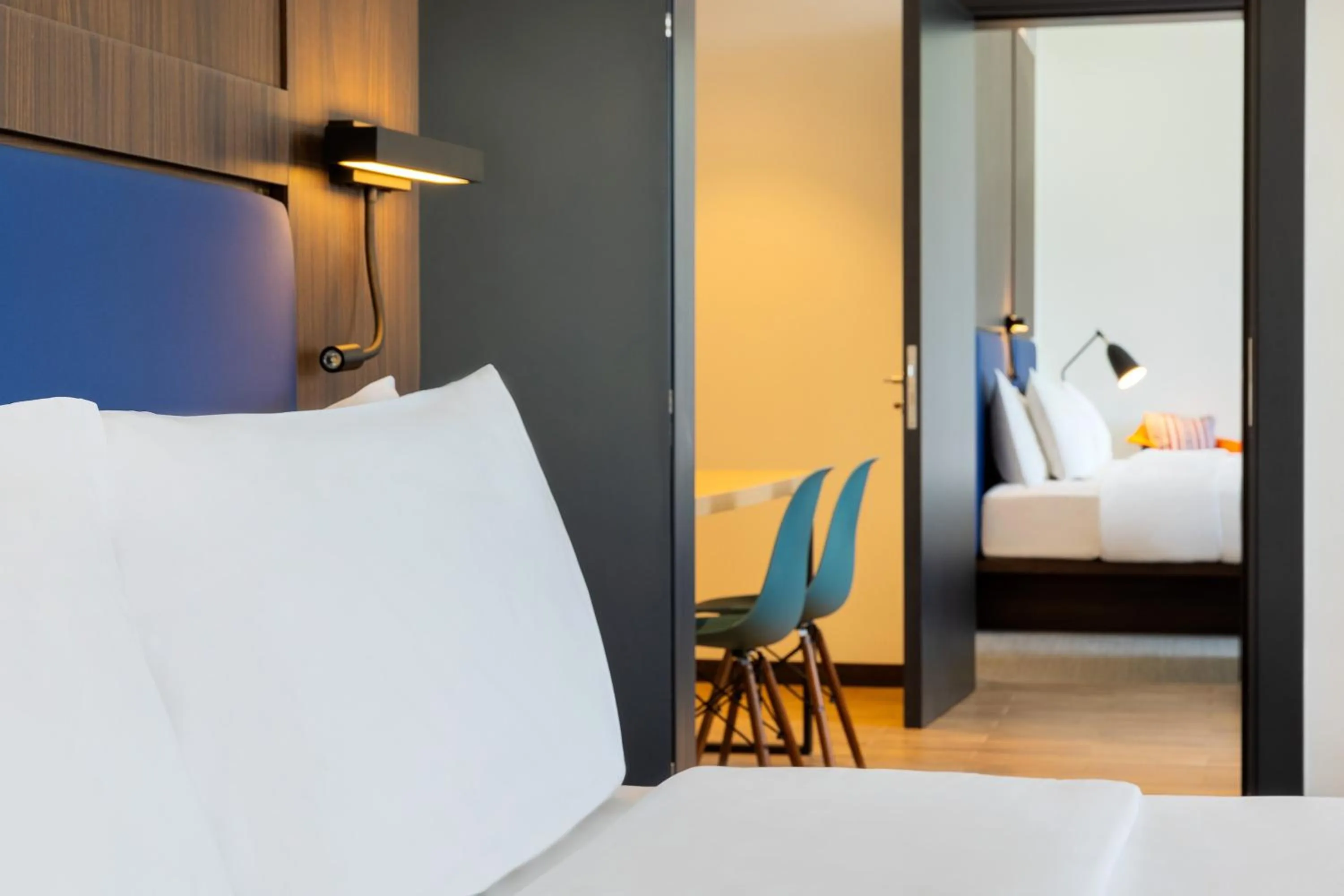 Bedroom, Bed in Aloft Dubai Airport