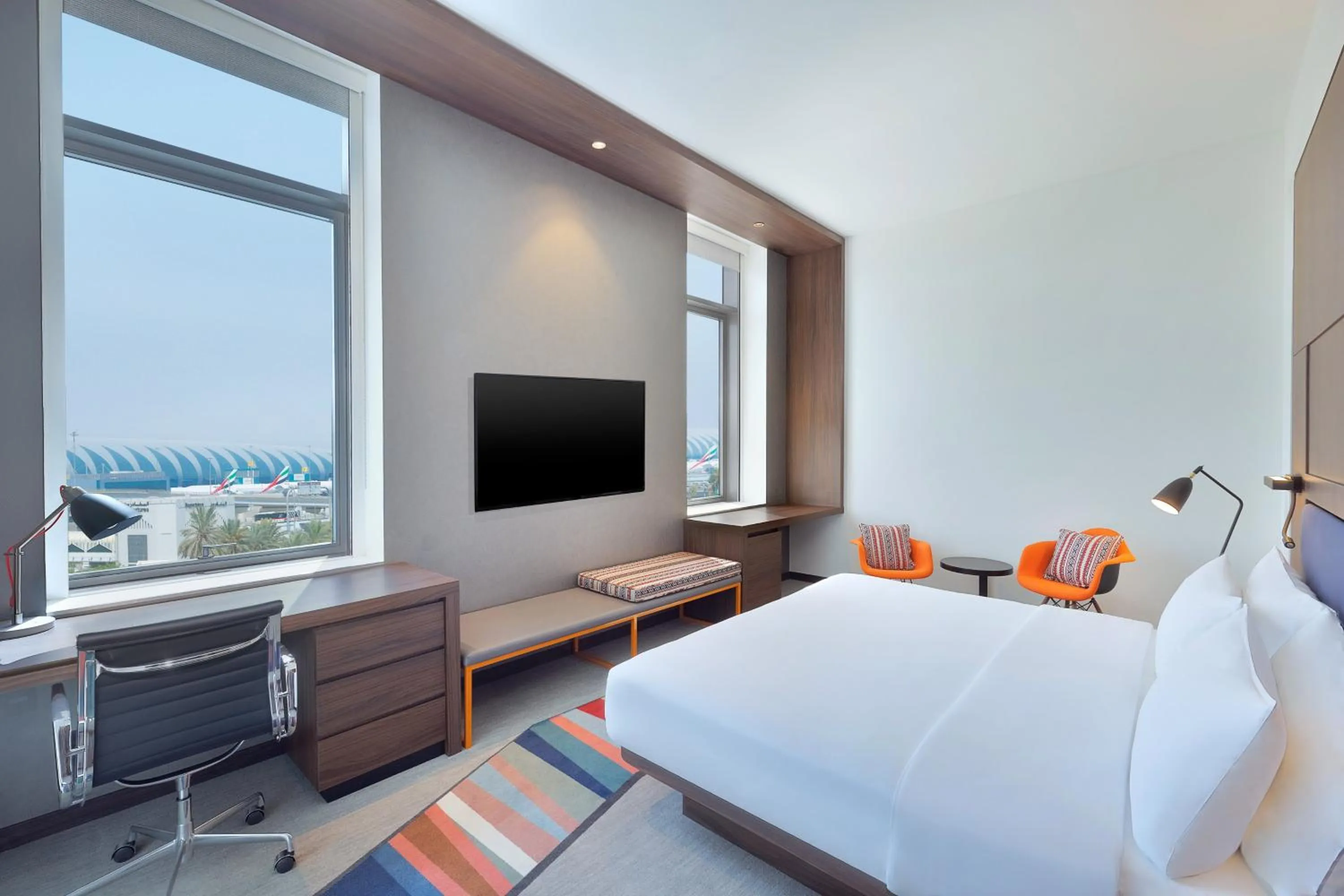 Photo of the whole room, Bed in Aloft Dubai Airport