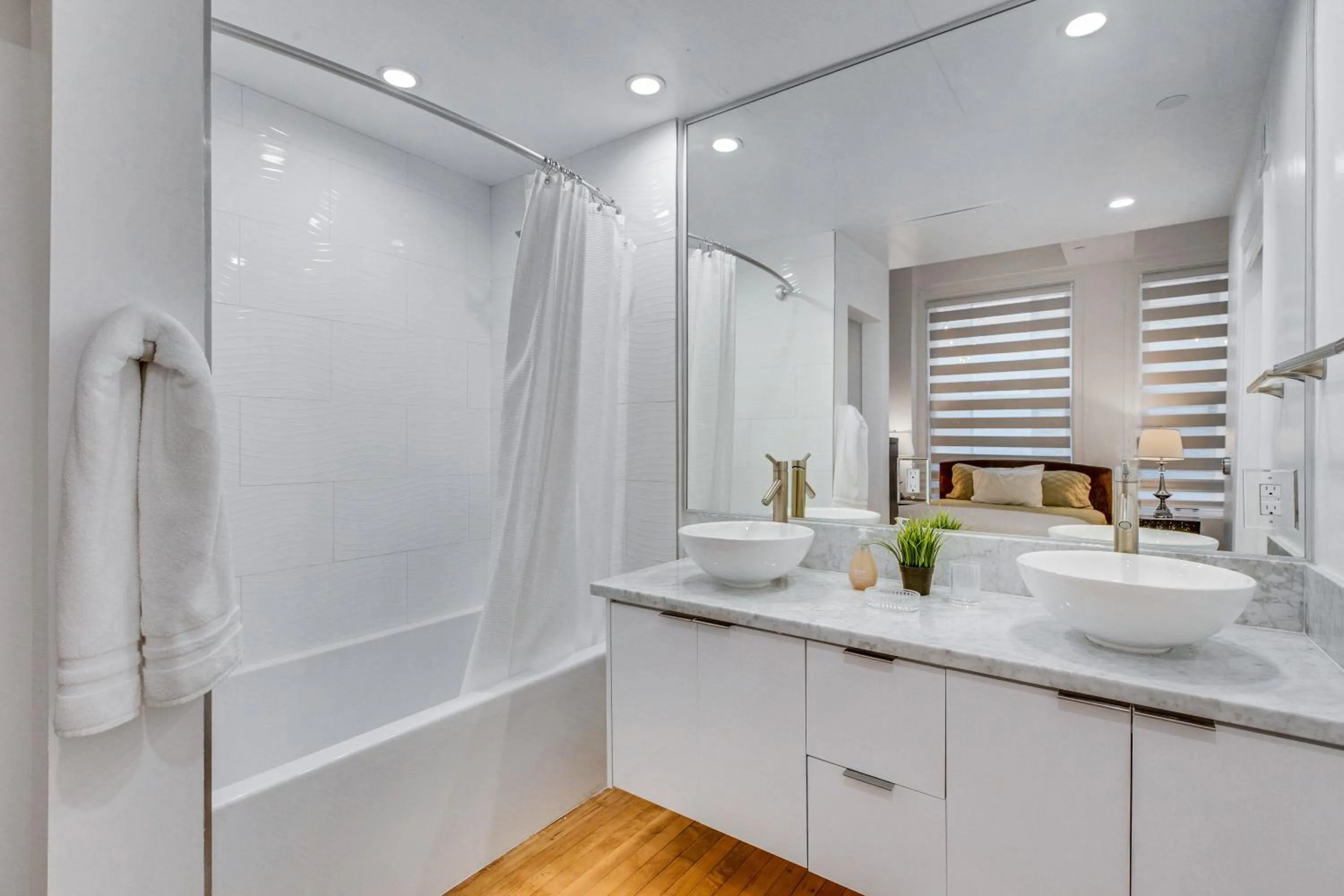 Bathroom in One Lux Stay HWH Downtown Los Angeles