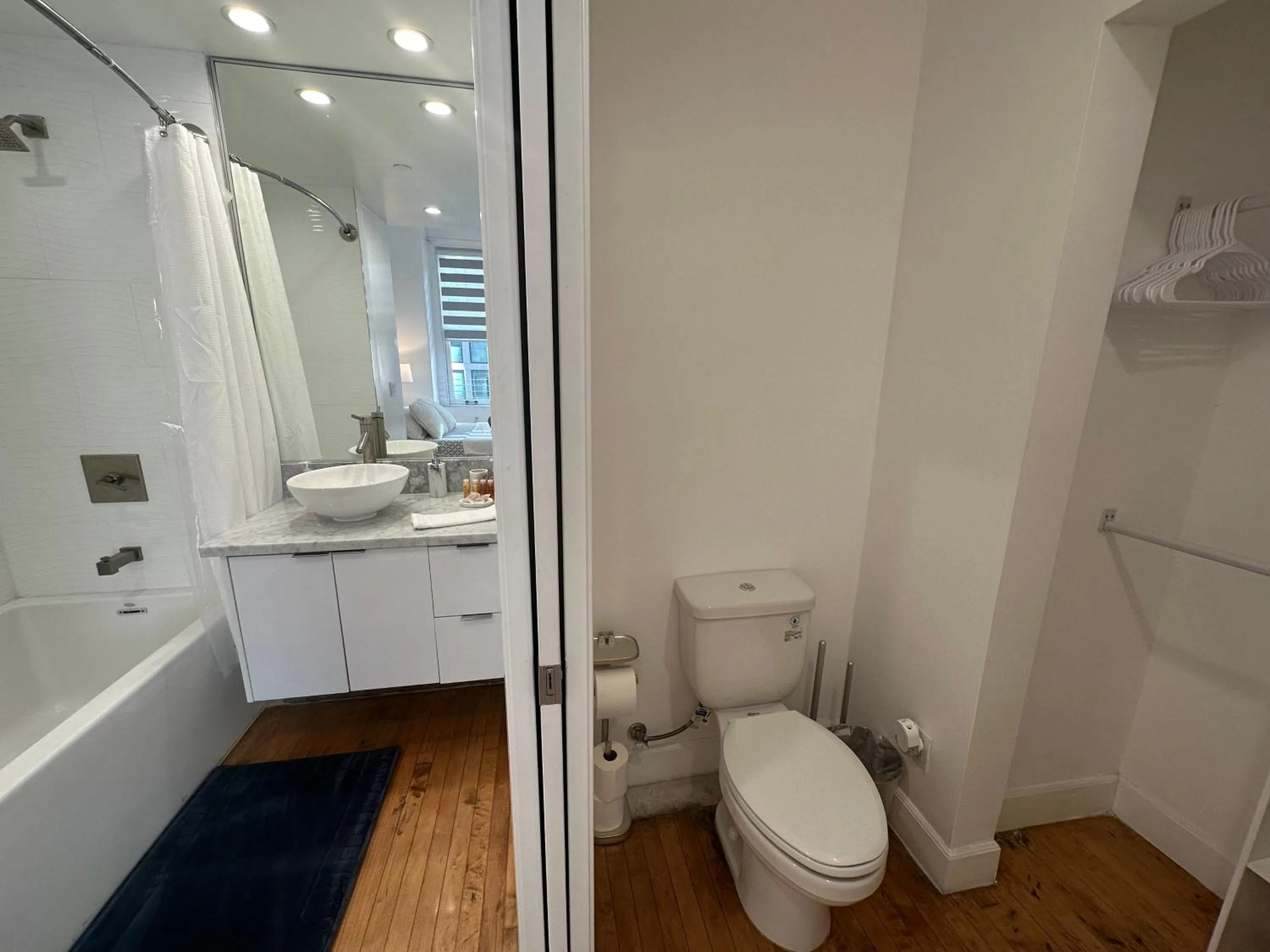 Bathroom in One Lux Stay HWH Downtown Los Angeles