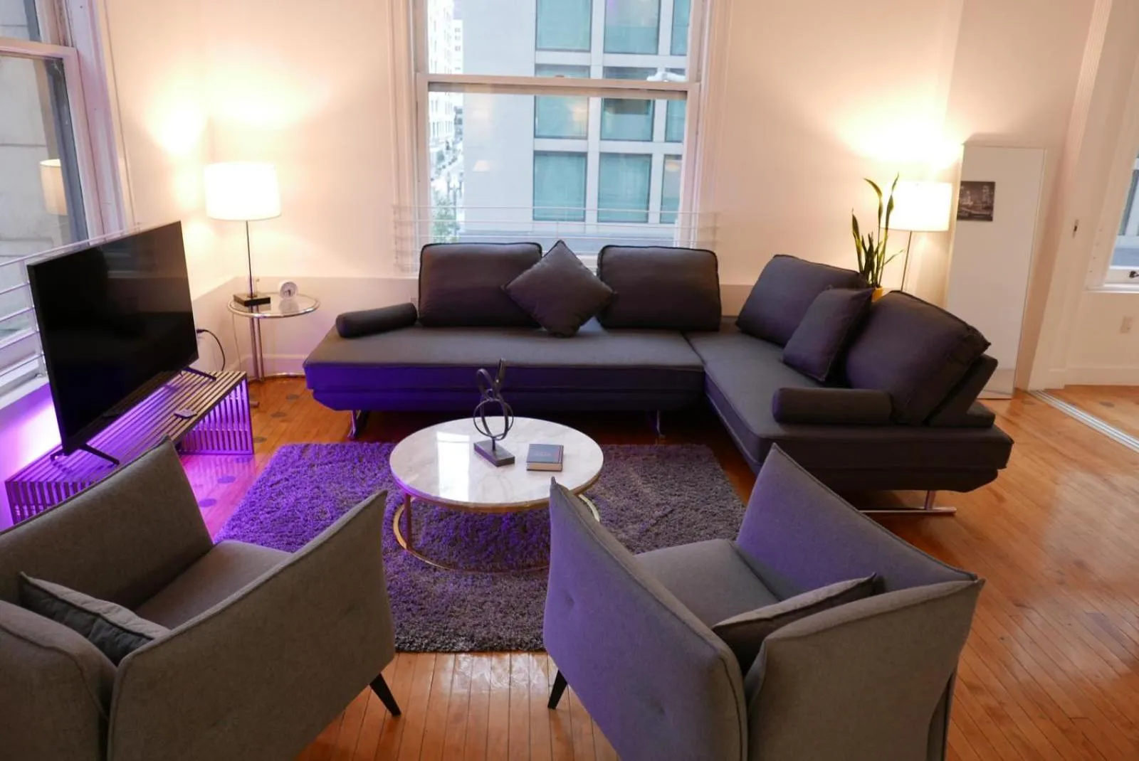 TV and multimedia in One Lux Stay HWH Downtown Los Angeles