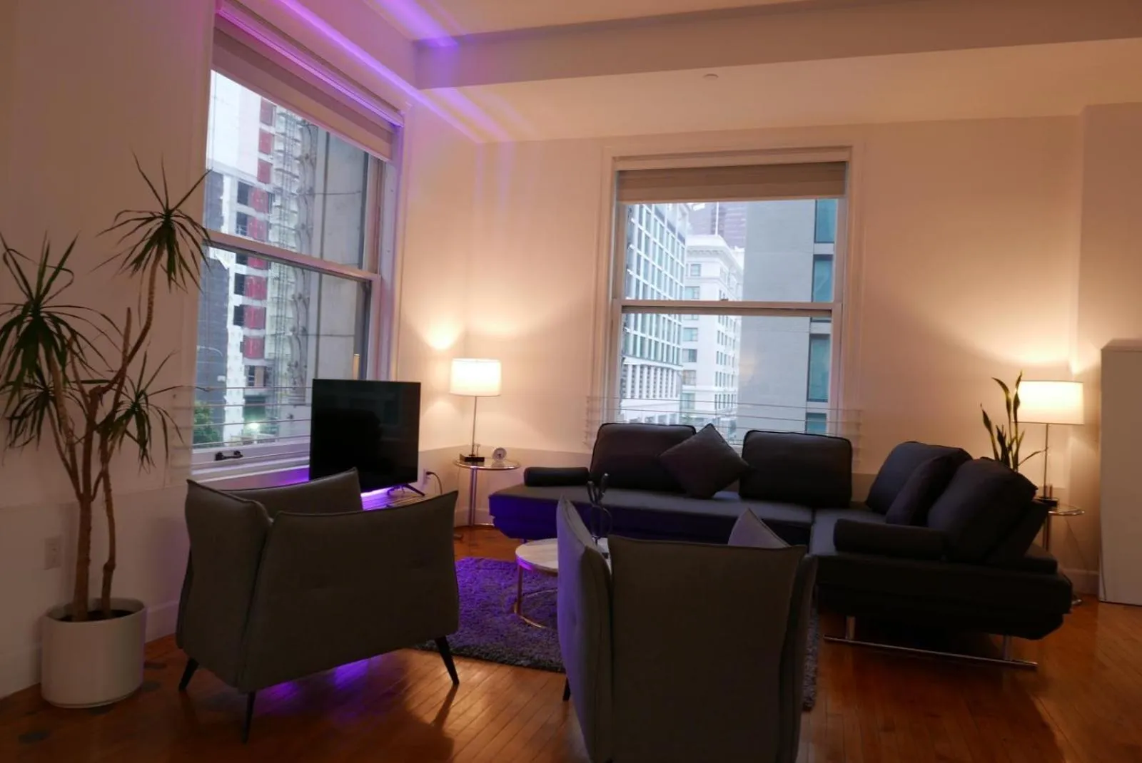 TV and multimedia in One Lux Stay HWH Downtown Los Angeles