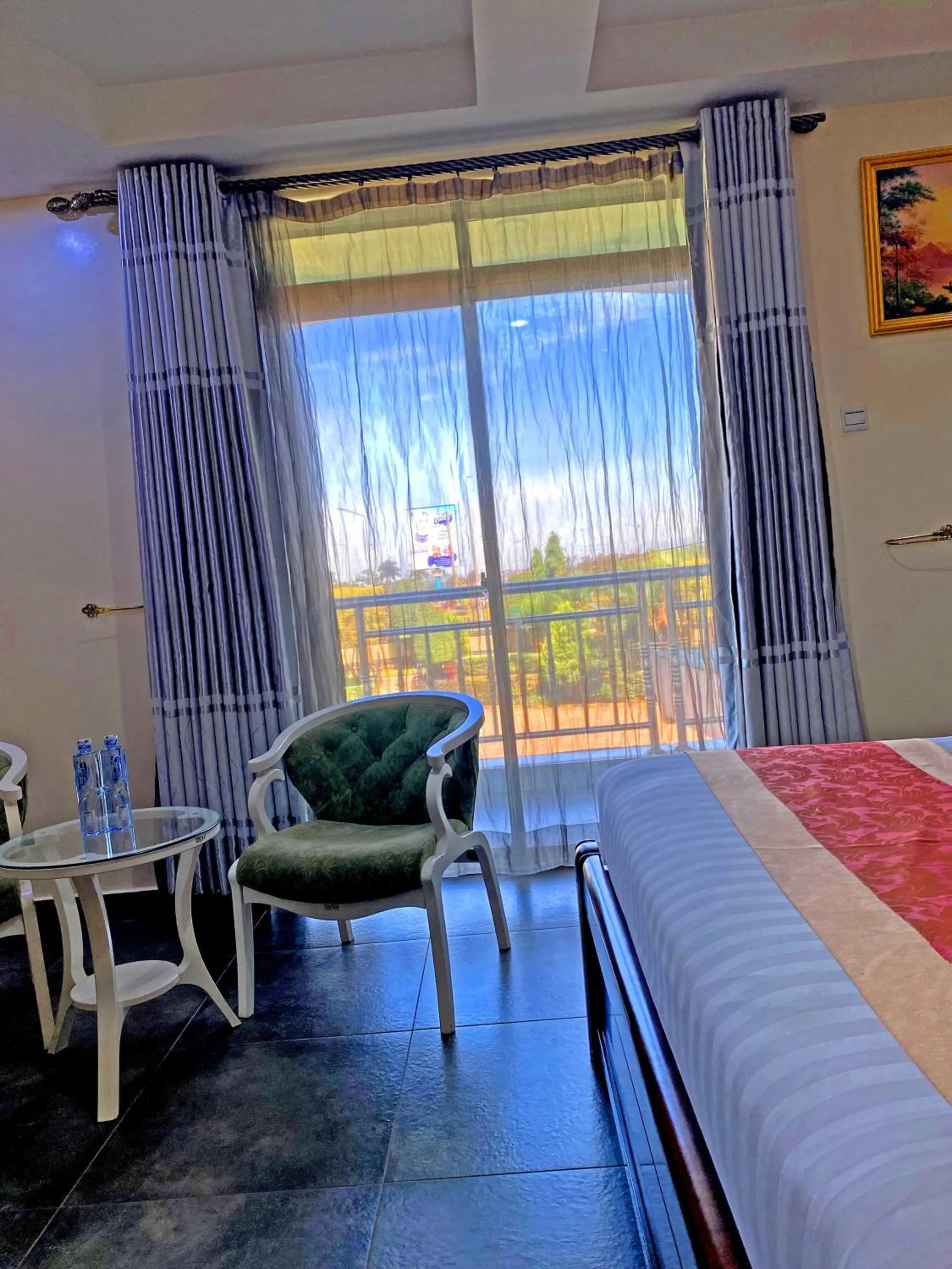 View (from property/room), Bed in La Grande Hotel