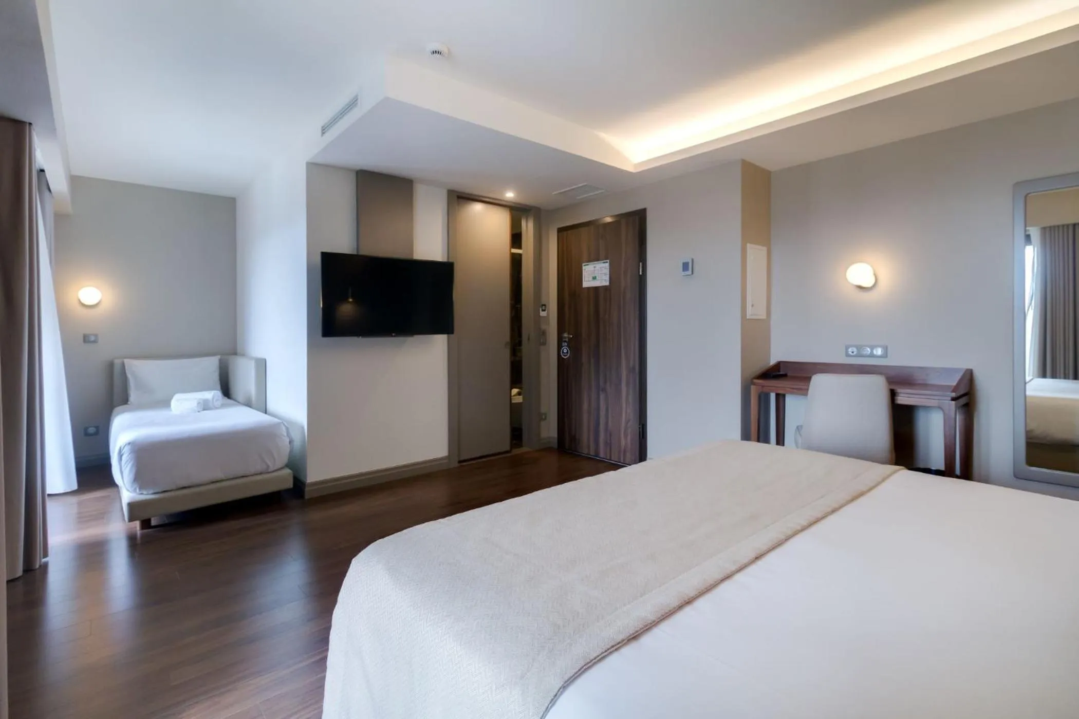 Photo of the whole room, Bed in Oca Oriental Porto Hotel
