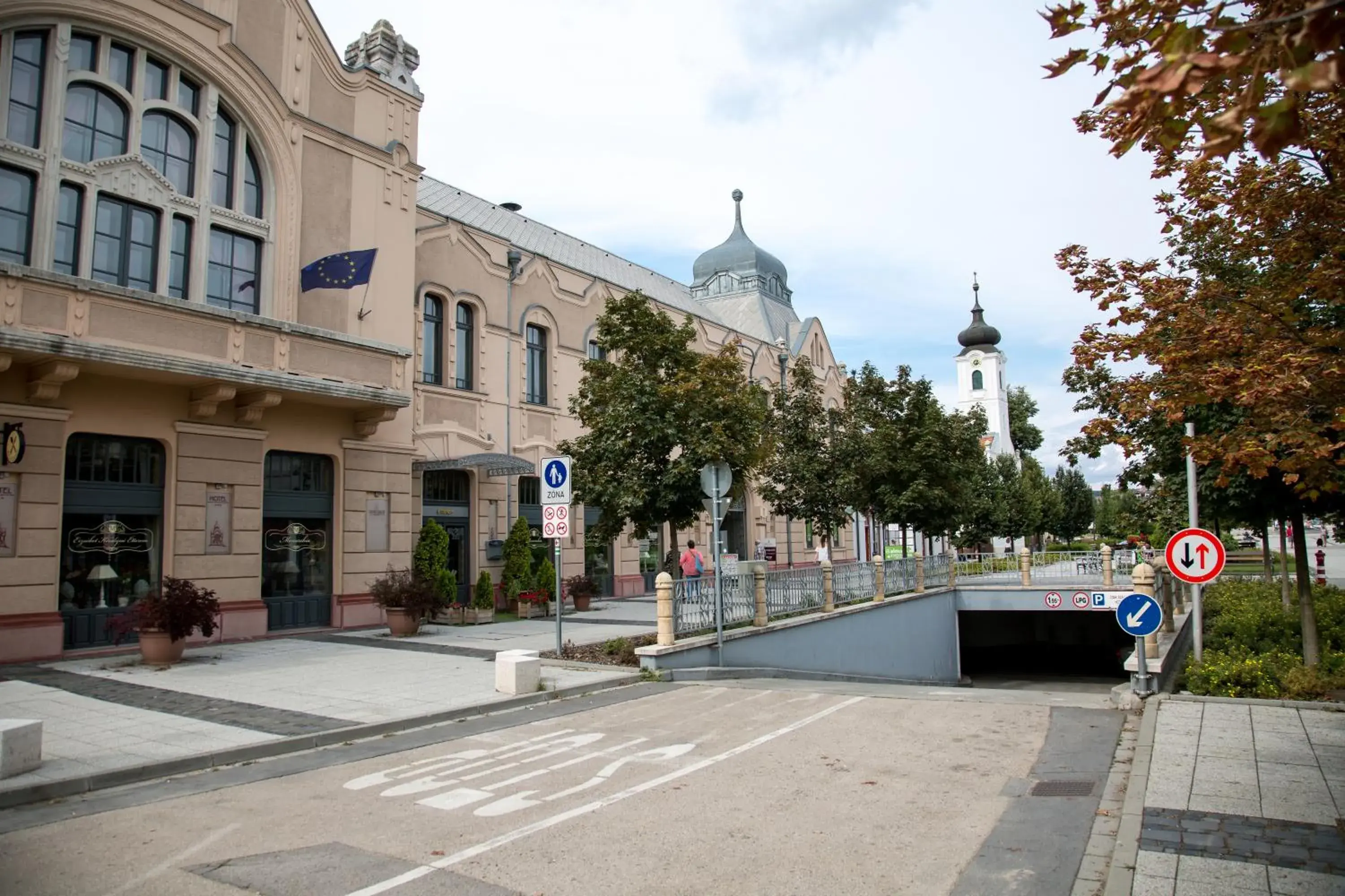 Facade/entrance in Erzsébet Királyné Szálloda Facade/entrance in Erzsébet Királyné Szálloda