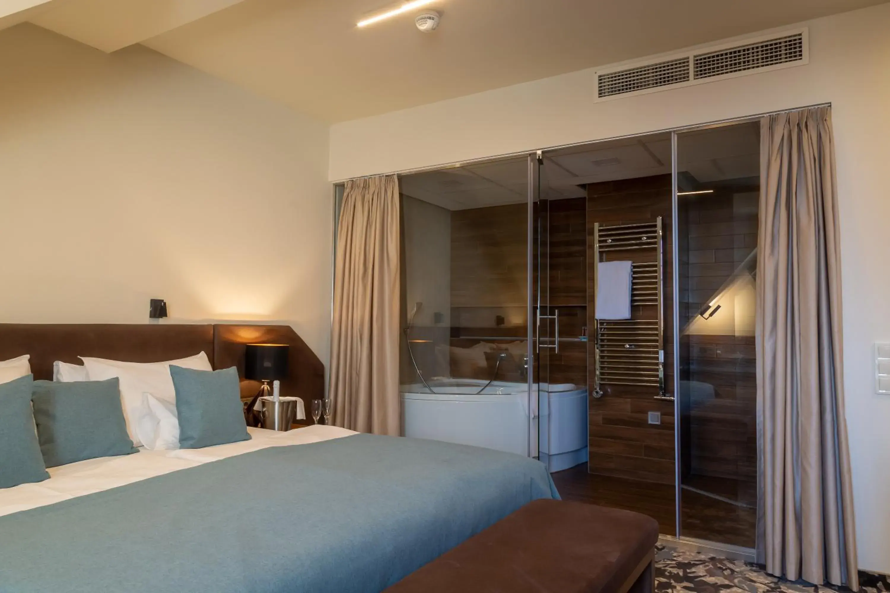 Deluxe Double Room with Bath in Erzsébet Királyné Szálloda Deluxe Double Room with Bath in Erzsébet Királyné Szálloda