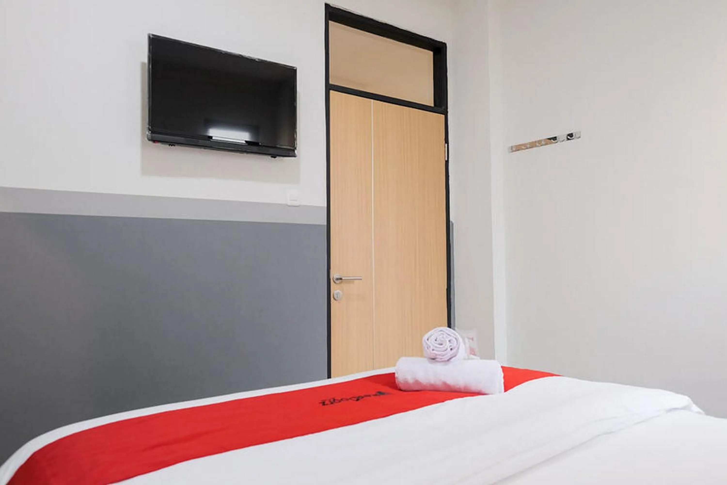 Bed in RedDoorz Plus near Taman Anggrek Mall
