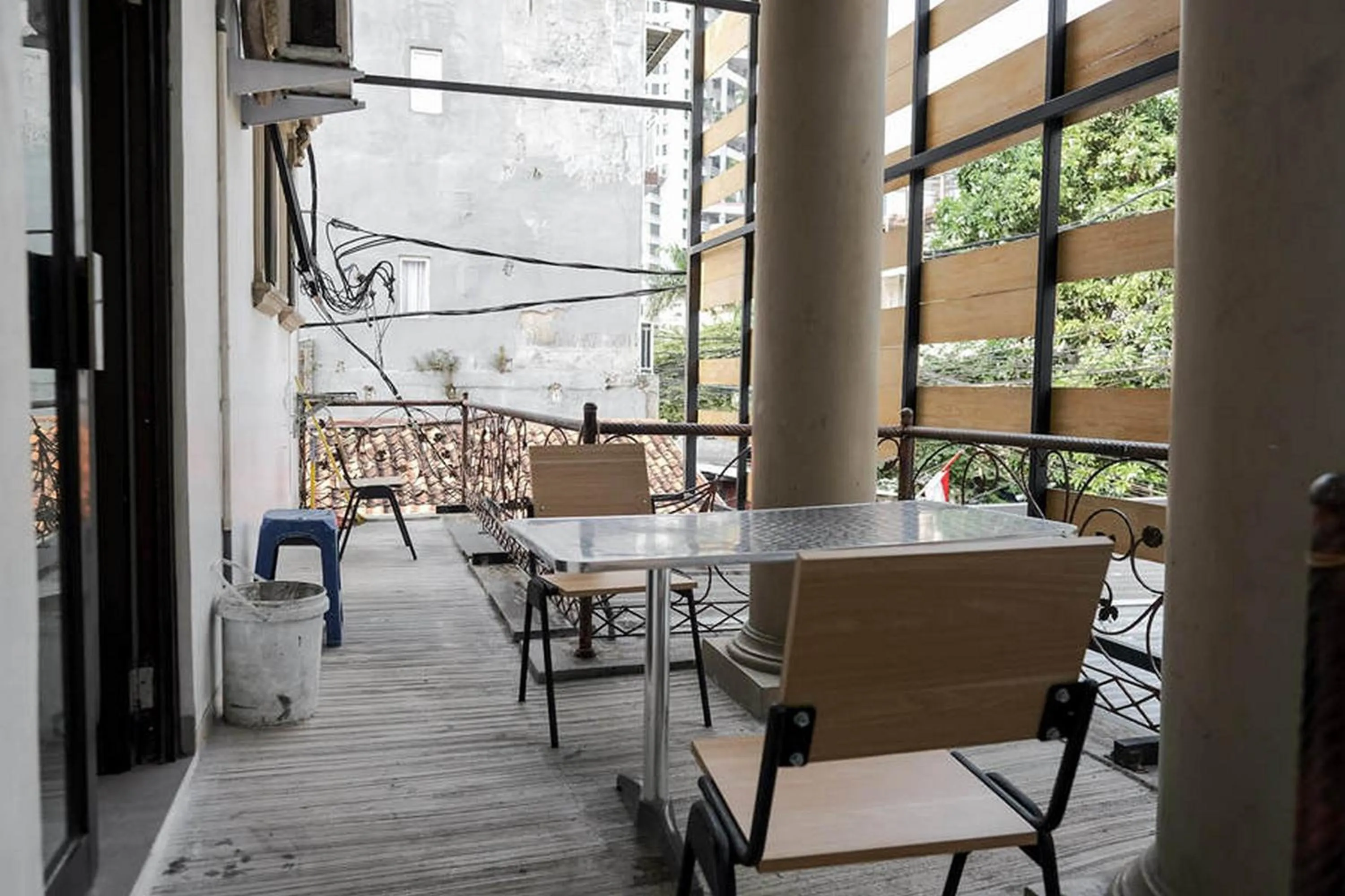 RedDoorz Plus near Taman Anggrek Mall