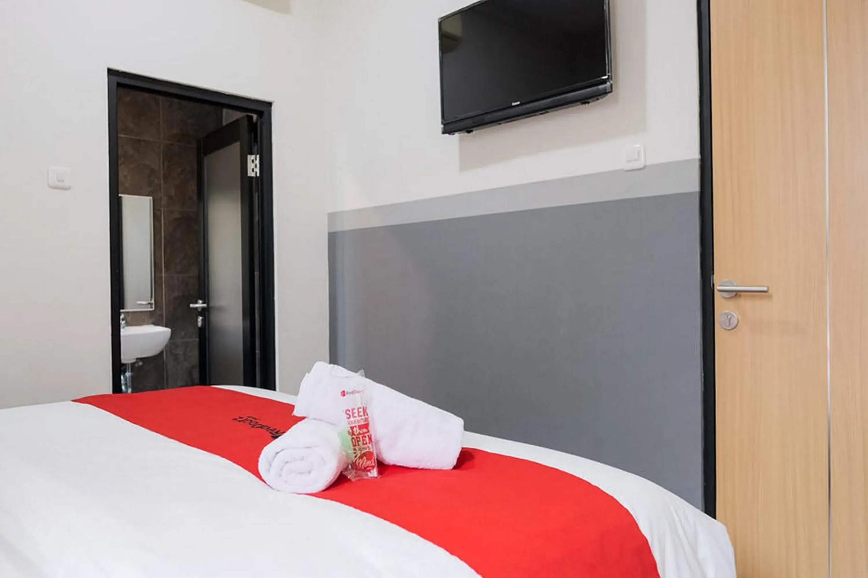 Bed in RedDoorz Plus near Taman Anggrek Mall Bed in RedDoorz Plus near Taman Anggrek Mall