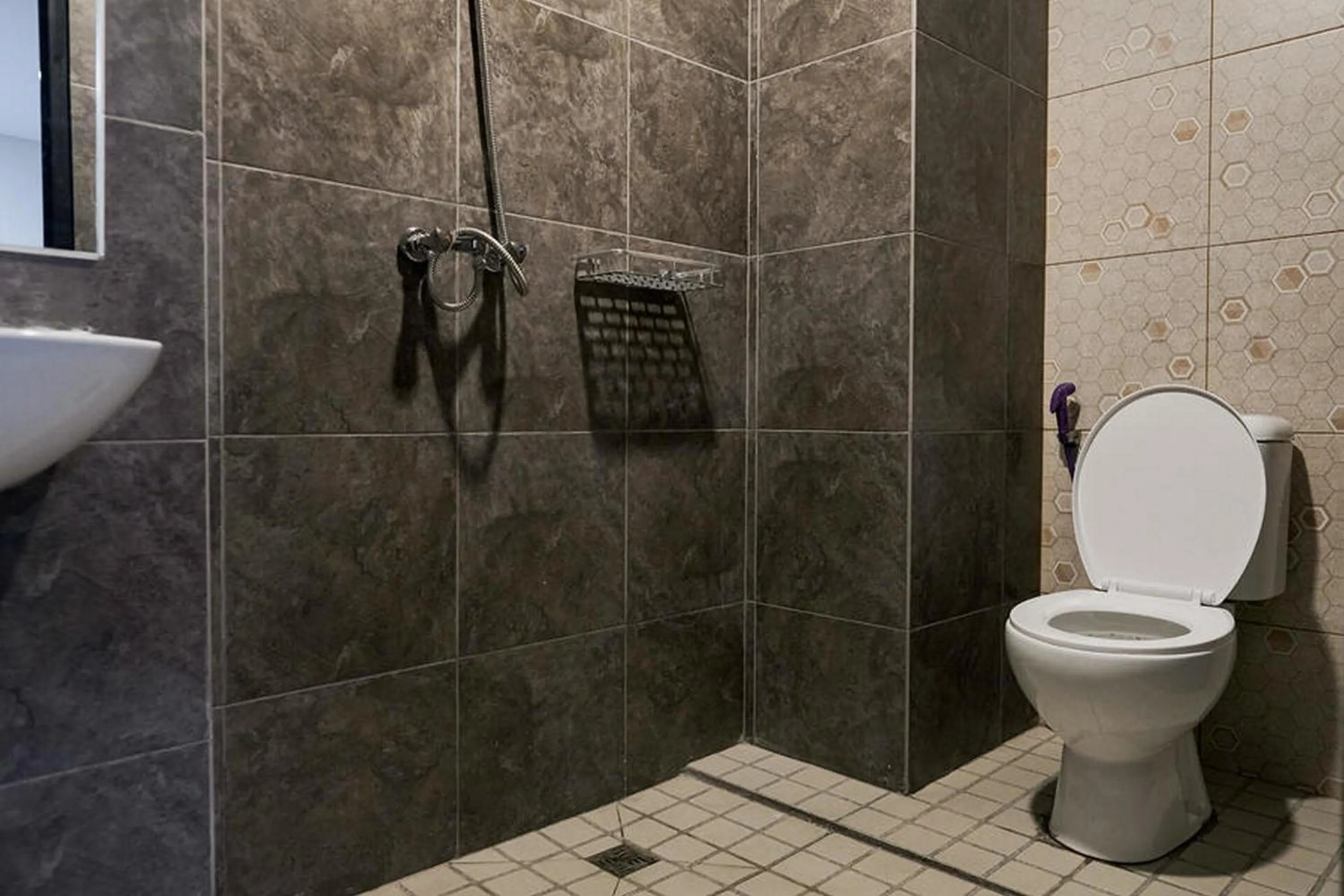 RedDoorz Plus near Taman Anggrek Mall