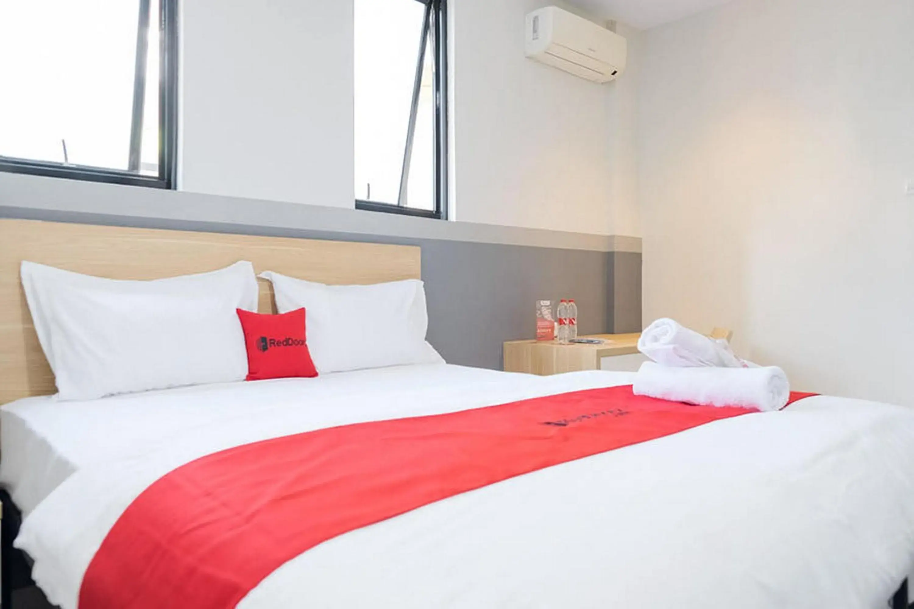 Deluxe Room in RedDoorz Plus near Taman Anggrek Mall Deluxe Room in RedDoorz Plus near Taman Anggrek Mall