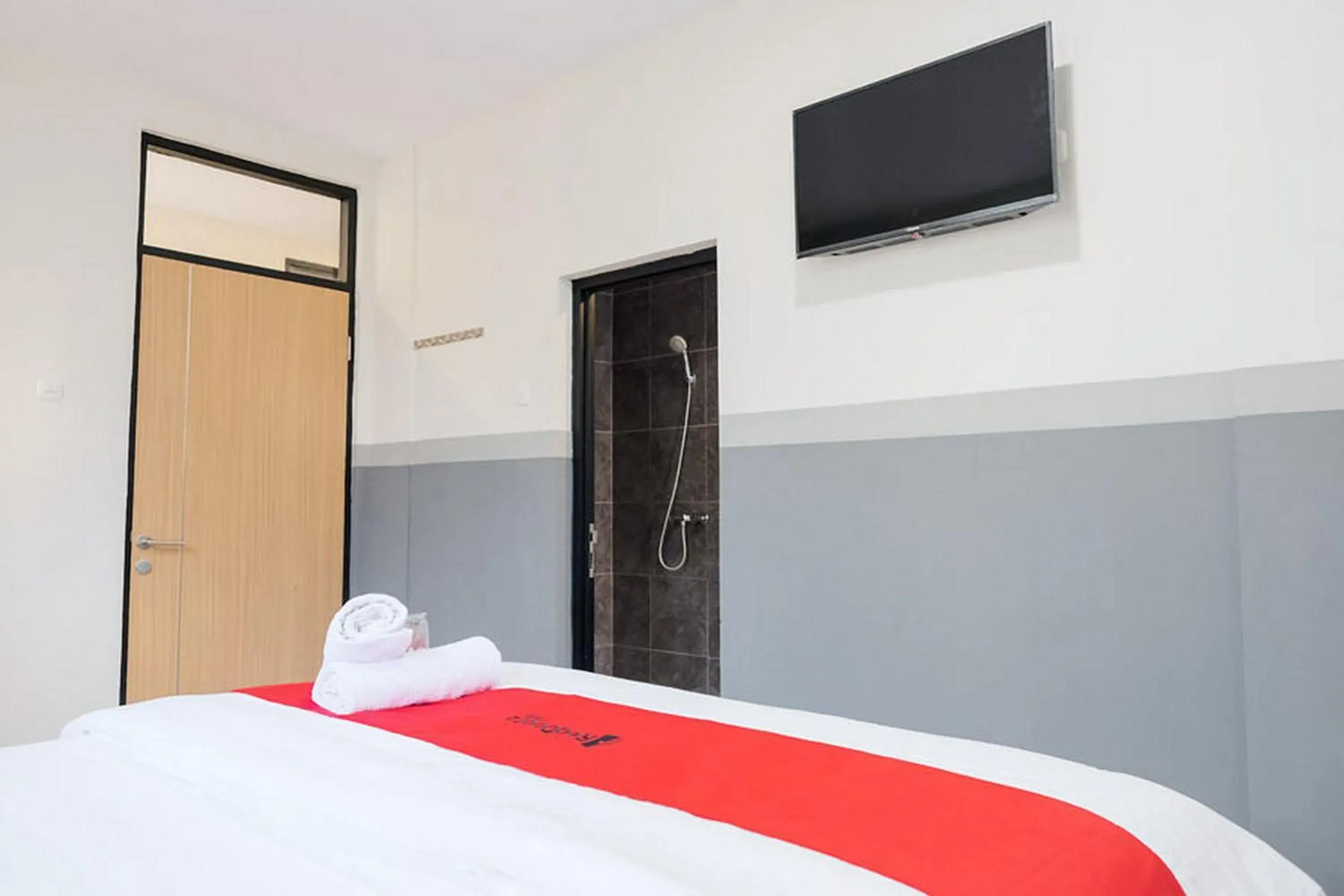 Bed in RedDoorz Plus near Taman Anggrek Mall Bed in RedDoorz Plus near Taman Anggrek Mall
